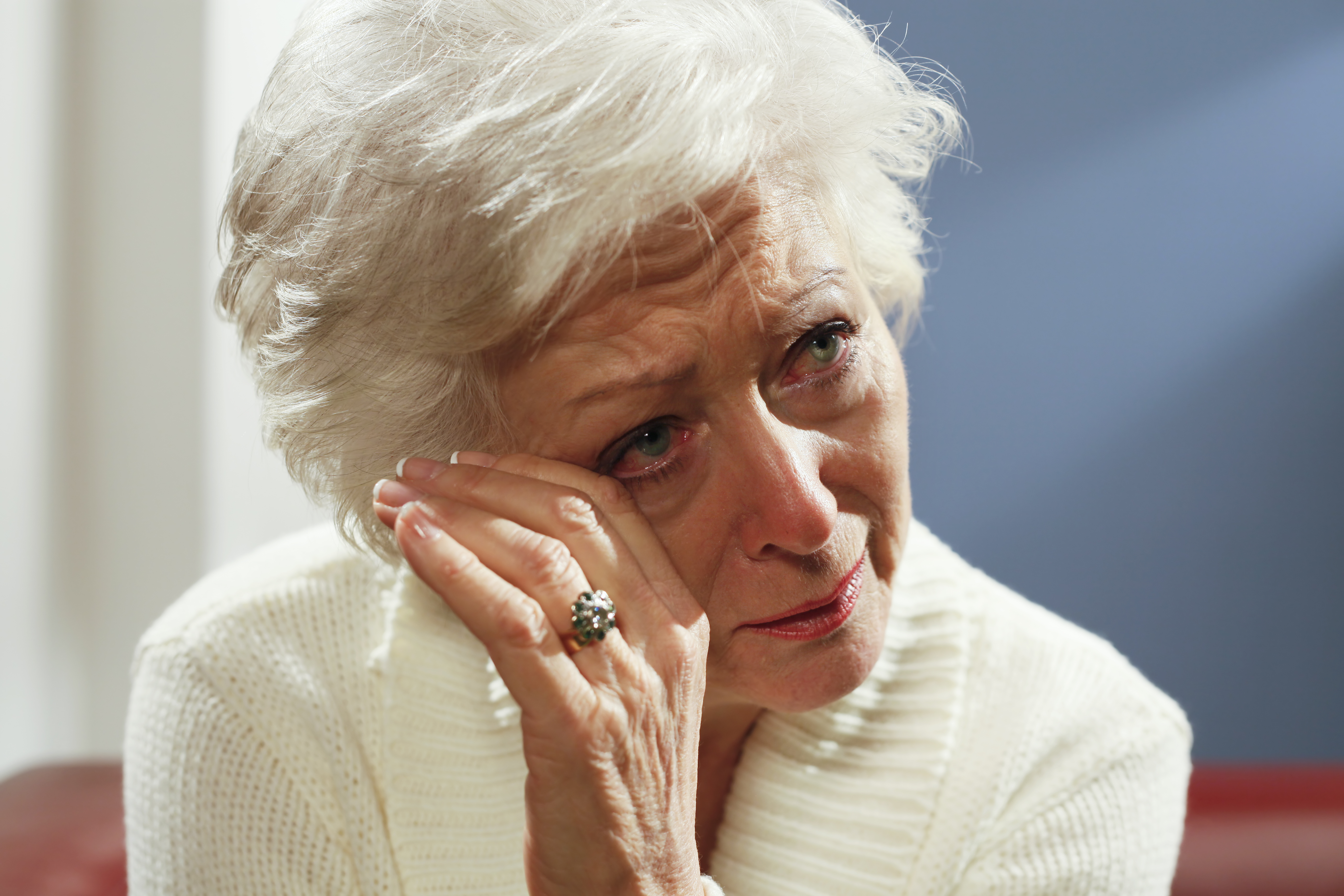 Une femme âgée en train de pleurer | Source : Getty Images