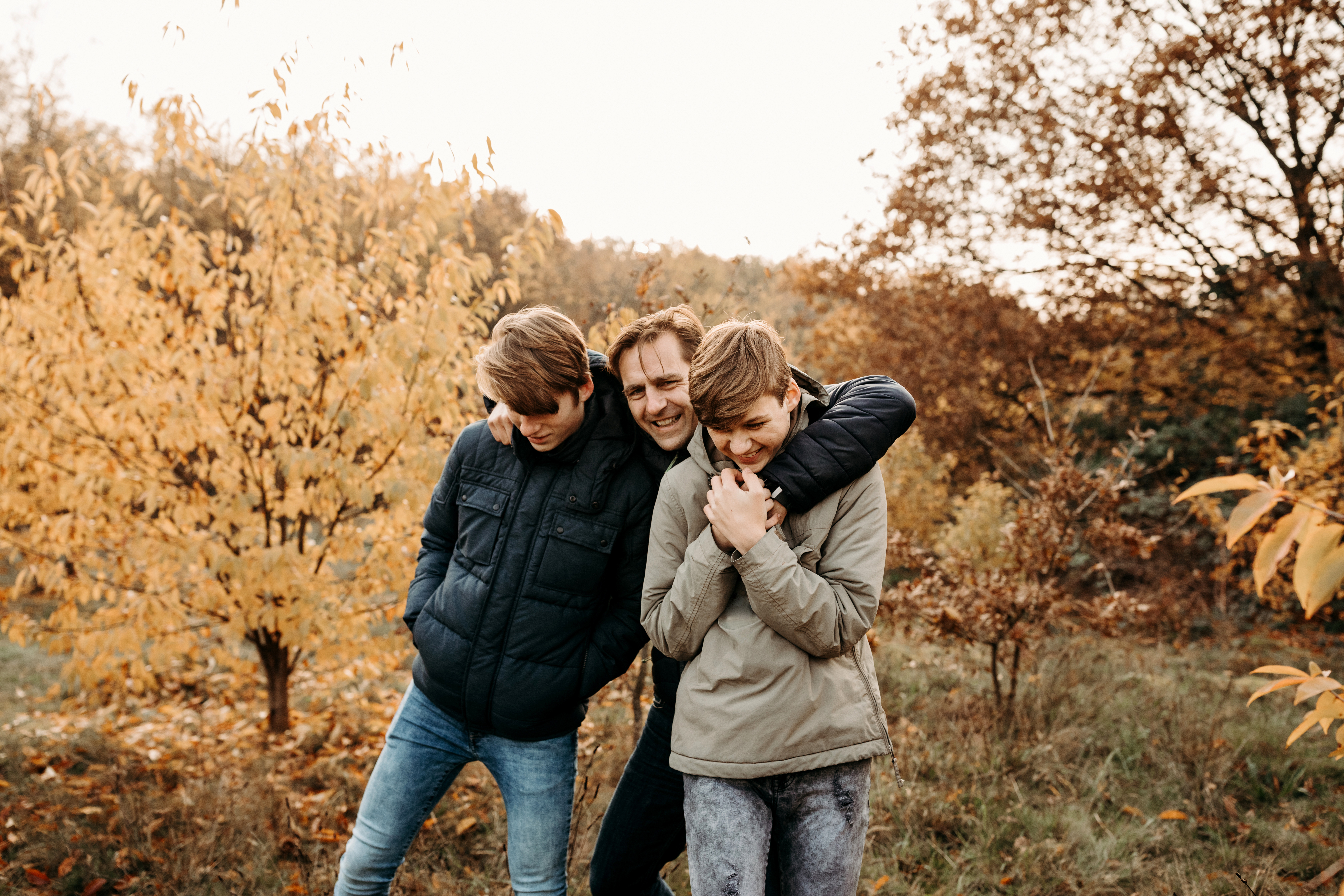 Un père avec ses deux fils | Source : Getty images