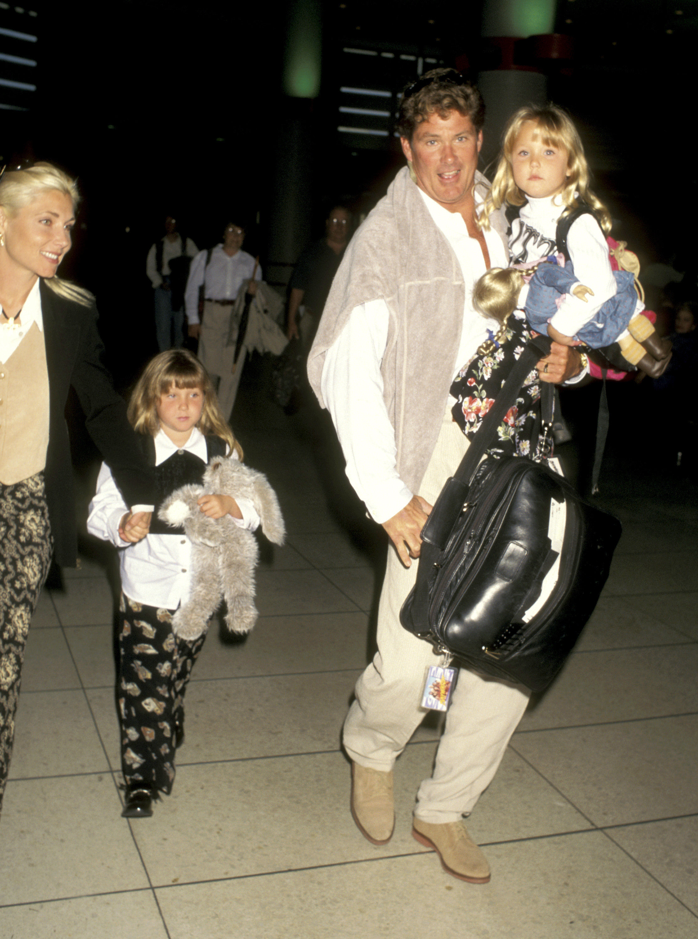 David Hasselhoff, Pamela Bach et leurs filles Taylor Hasselhoff et Hayley Hasselhoff sont vus à l'aéroport international de Los Angeles le 26 septembre 1996 | Source : Getty Images