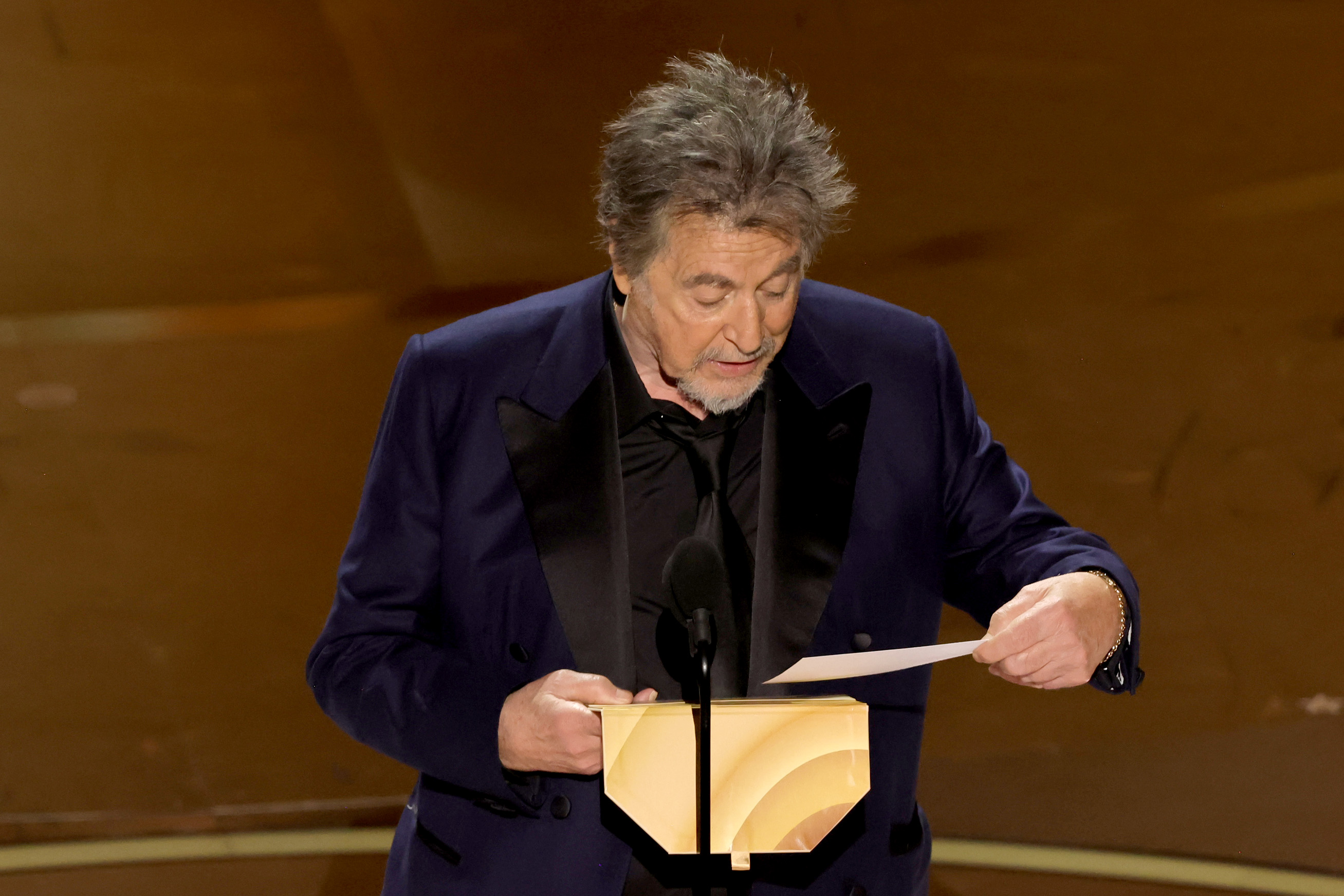 Al Pacino parle sur scène lors de la 96e cérémonie annuelle des Oscars le 10 mars 2024 à Hollywood, Californie | Source :  Getty Images