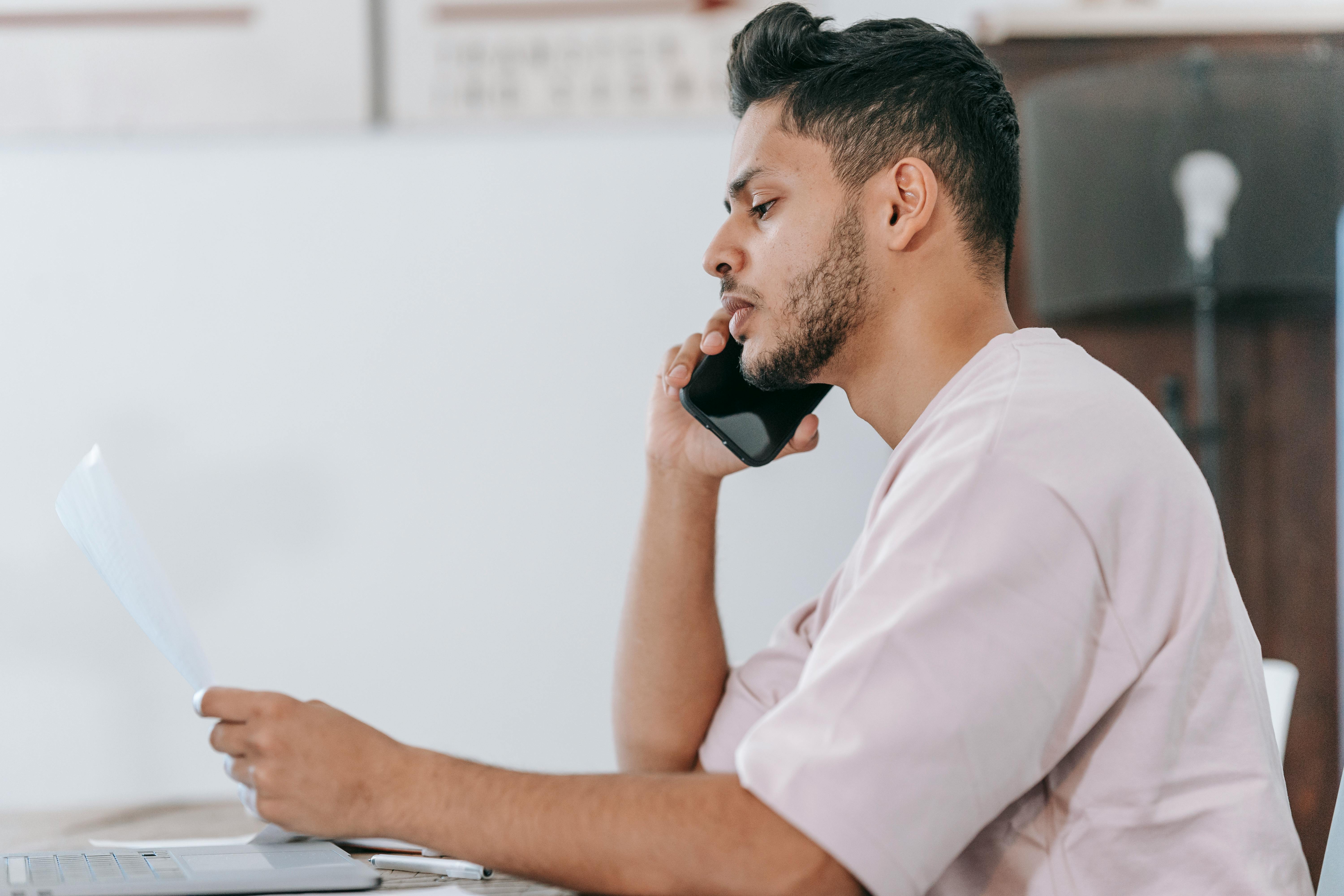 Un jeune homme au téléphone | Source : Pexels