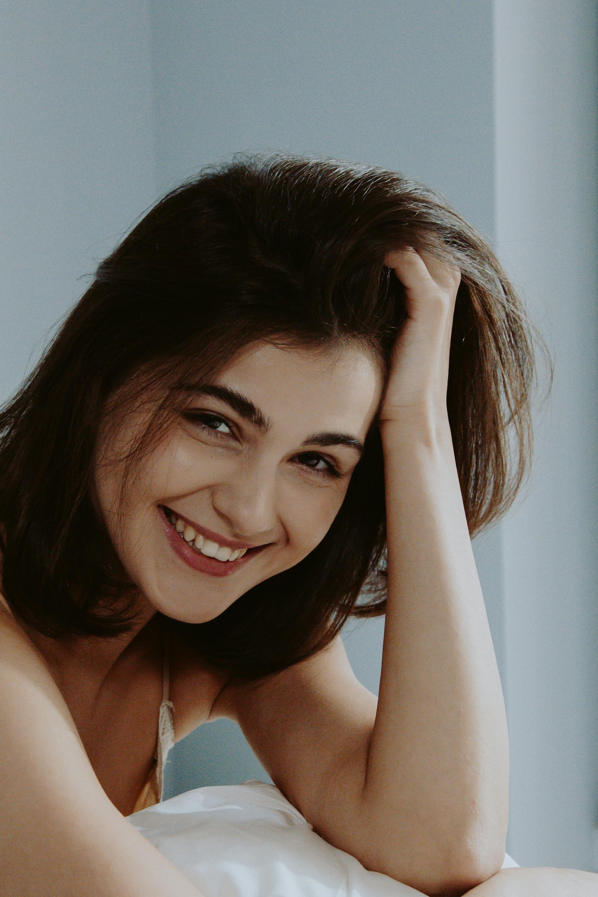 Une femme qui sourit à quelqu'un | Source : Pexels