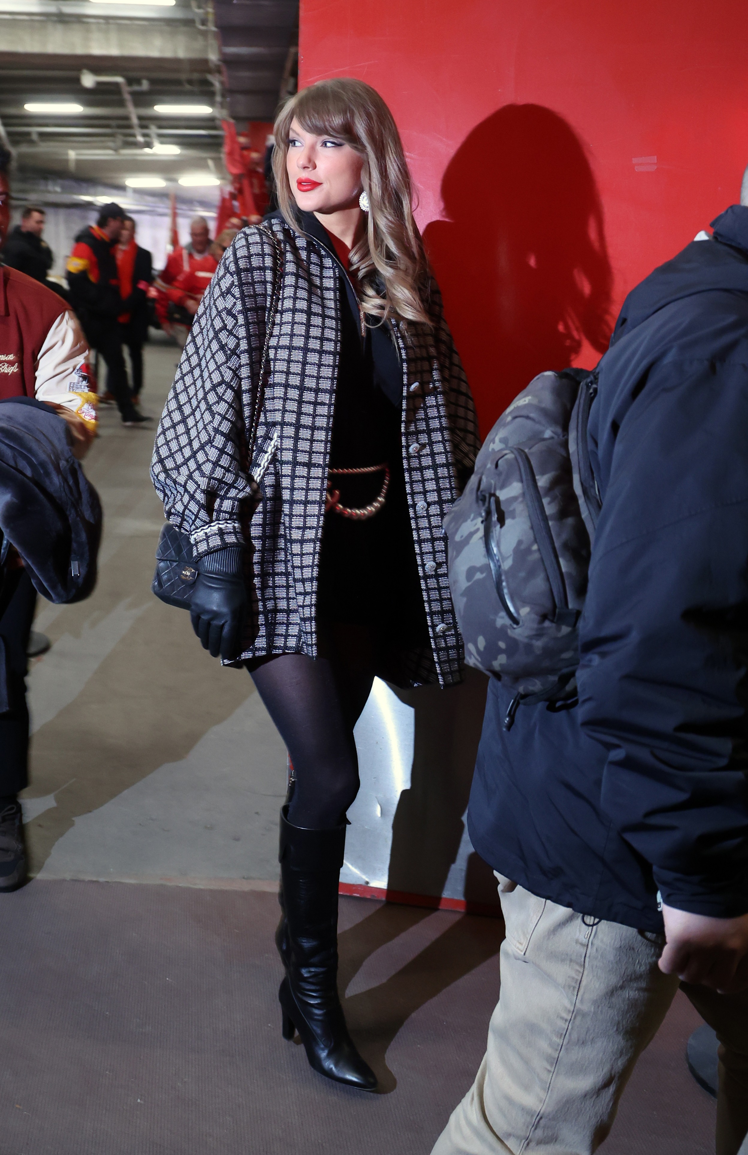 Taylor Swift semble heureuse alors qu'elle arrive pour assister au match des séries éliminatoires divisionnaires de l'AFC entre les Houston Texans et les Kansas City Chiefs, le 18 janvier 2025, à Kansas City, dans le Missouri | Source : Getty Images