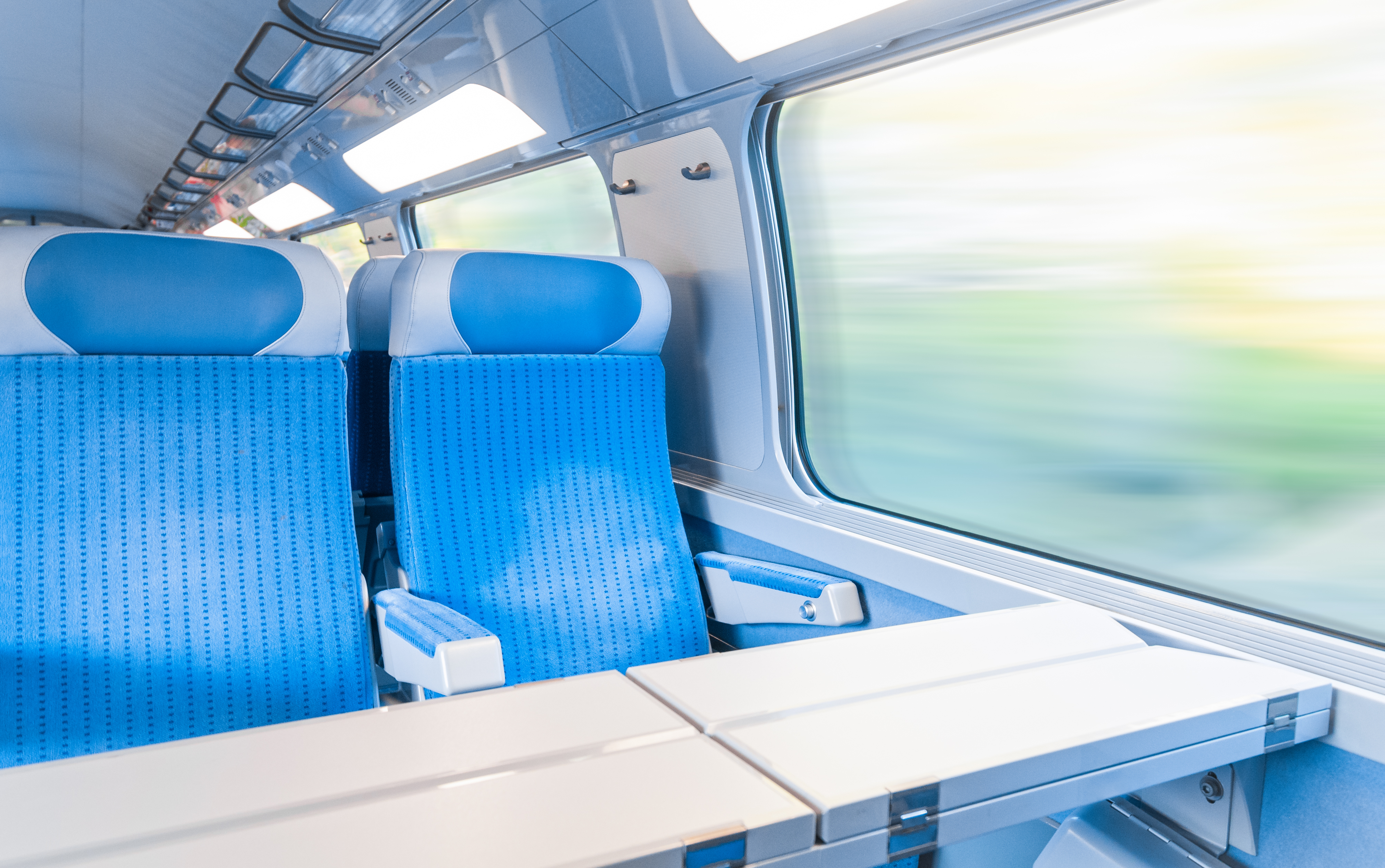 Un siège côté fenêtre avec une table dans un train | Source : Shutterstock