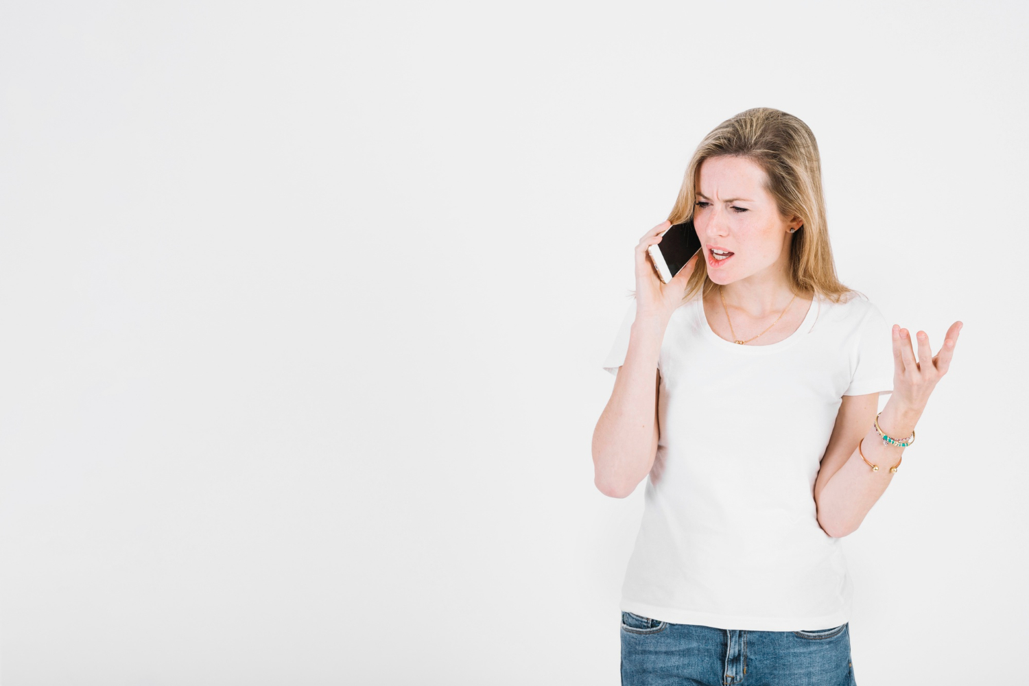 Une femme furieuse qui parle au téléphone | Source : Freepik