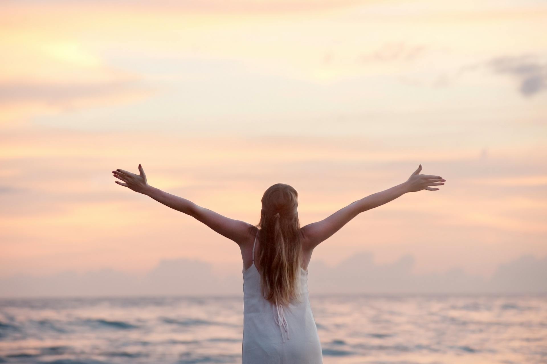 Une femme faisant preuve de gratitude | Source : Pexels