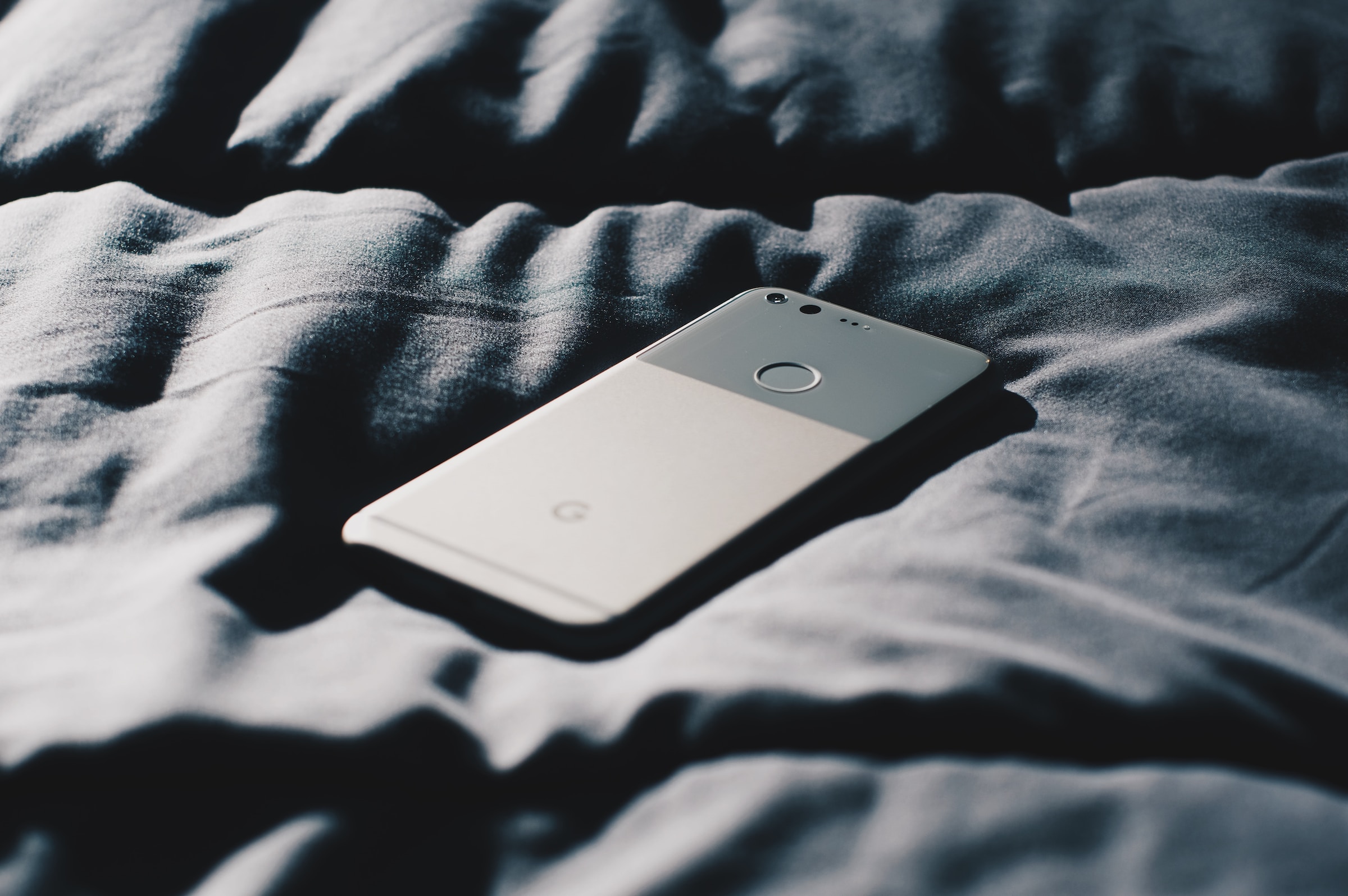 Téléphone sur le lit | Source : Pexels