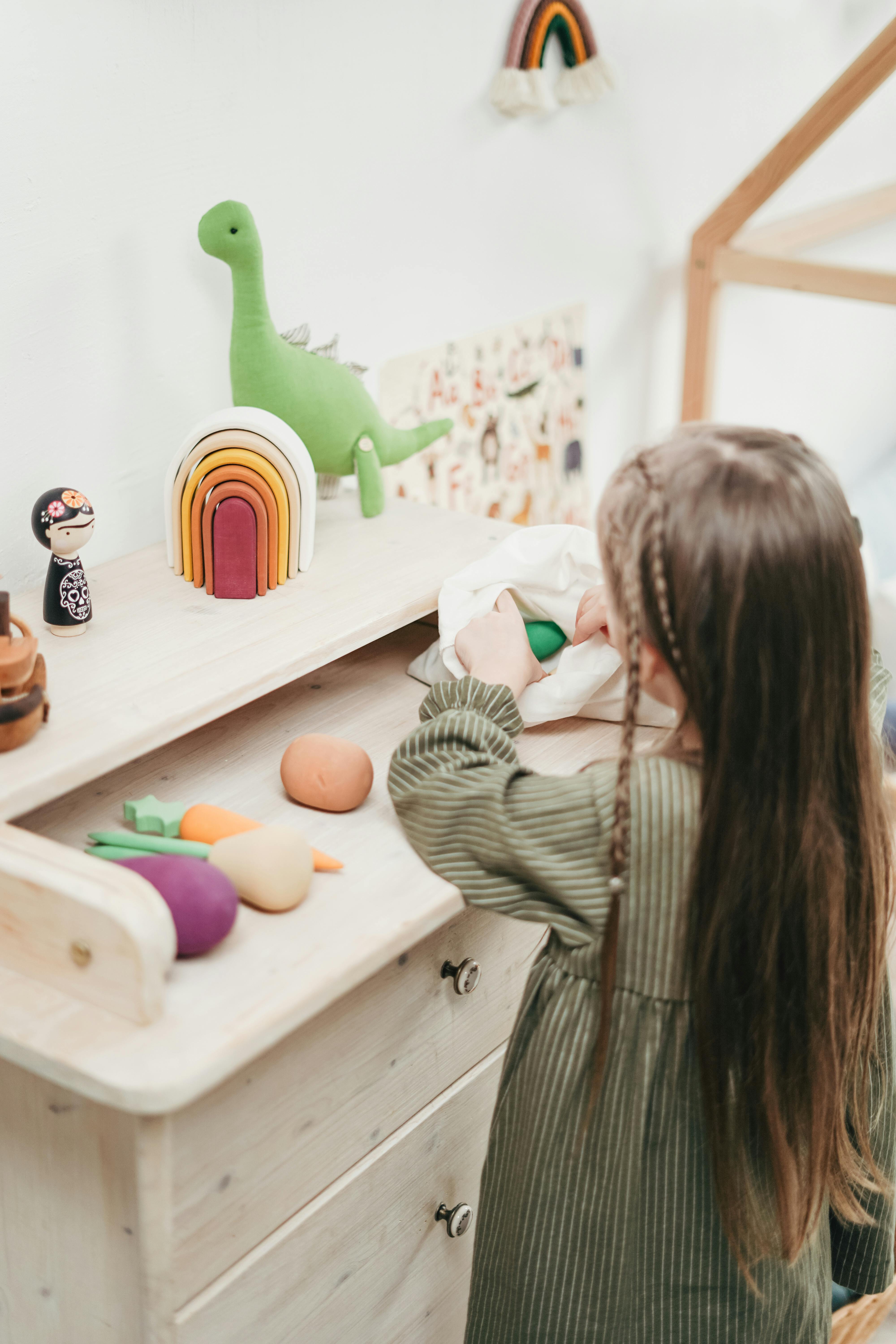 Petite fille jouant dans sa chambre | Source : Pexels