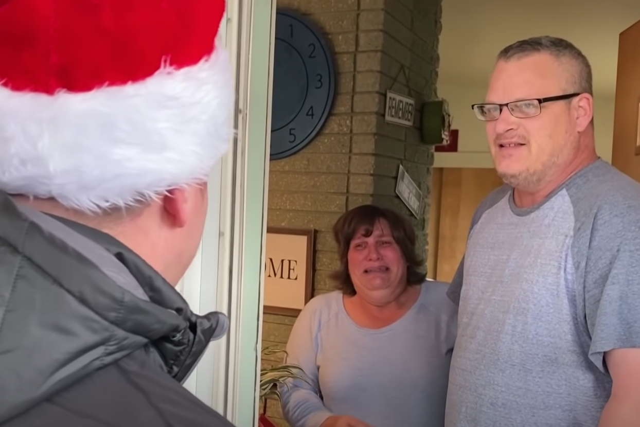 Monica Layton et son mari Jeff reçoivent la visite d'un Père Noël secret. | Source : youtube.com/East Idaho News