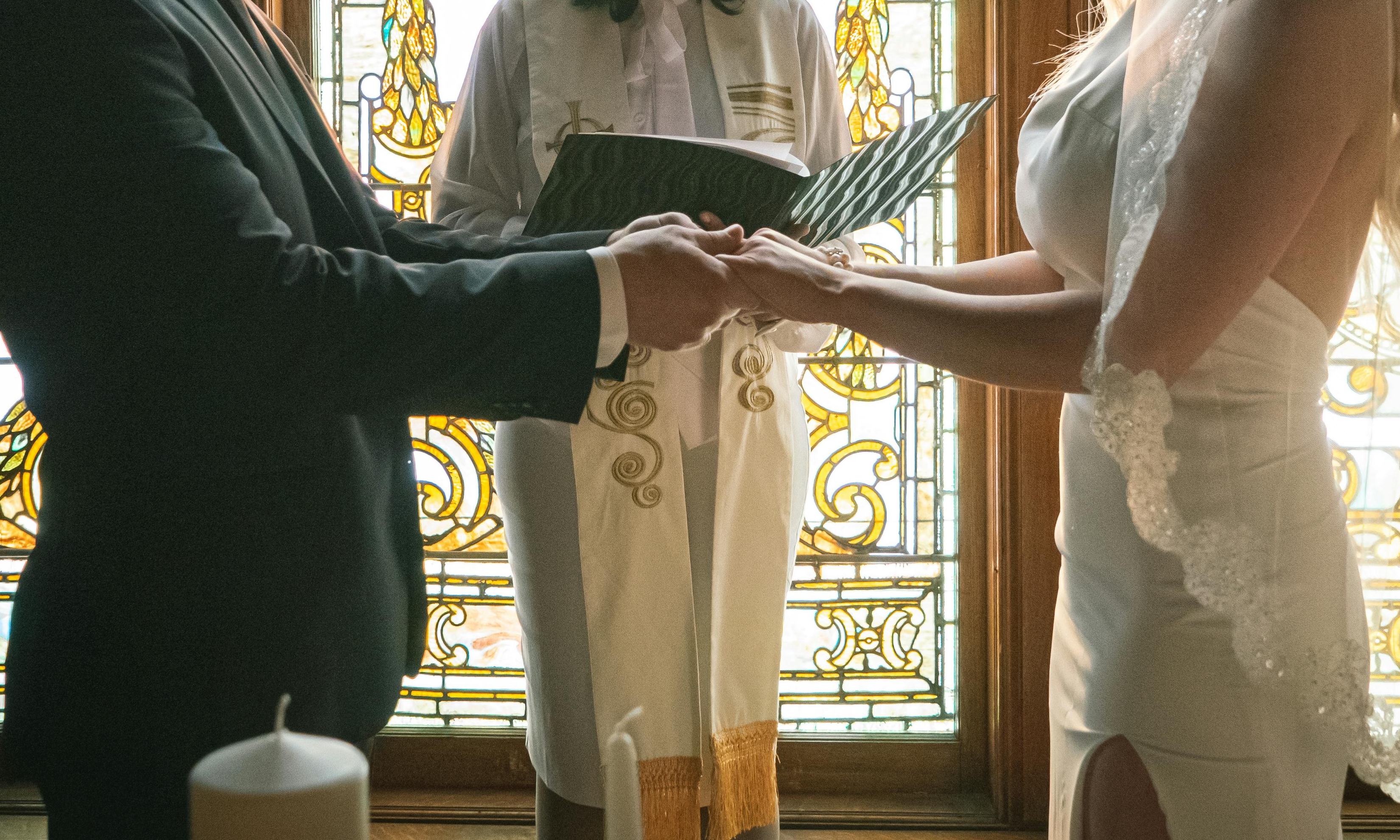Kaia et son futur mari se donnent la main devant l'autel | Source : Pexels
