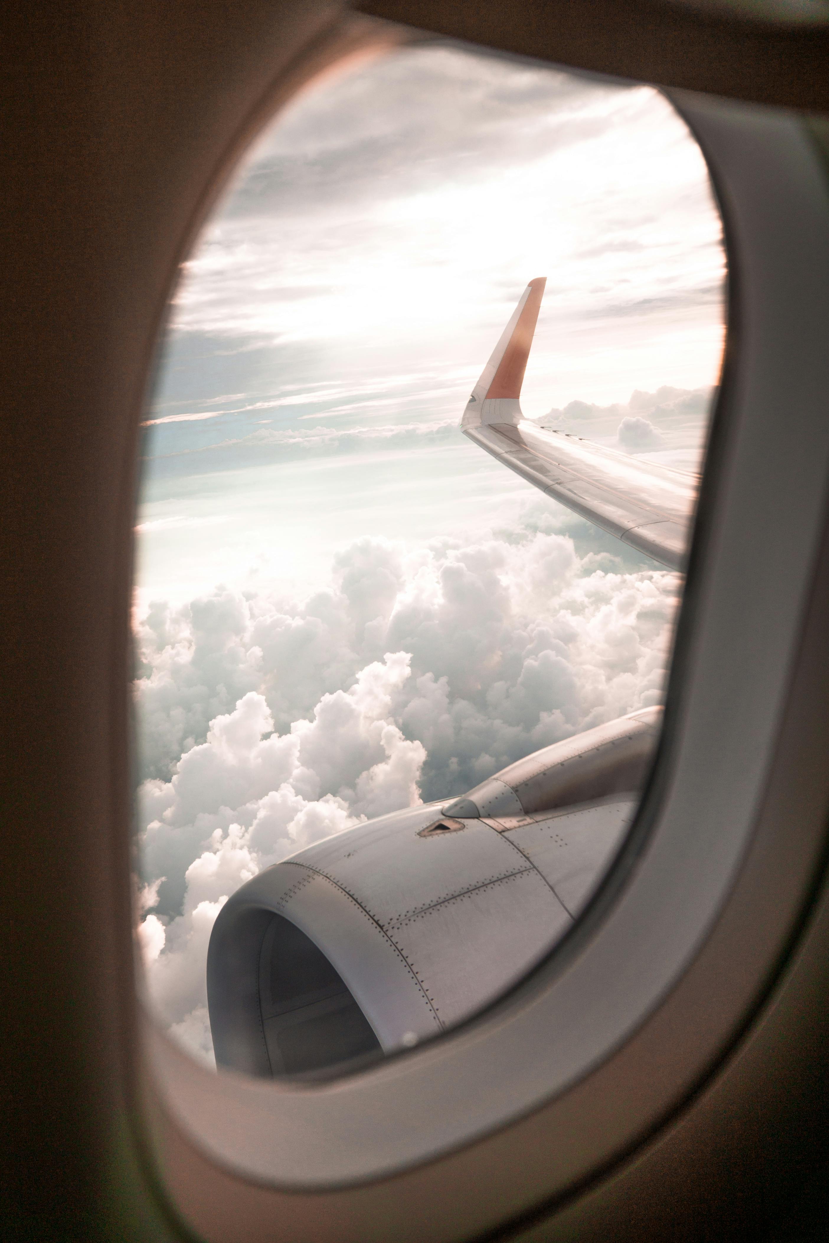 Une vue des nuages depuis le hublot d'un avion | Source : Pexels