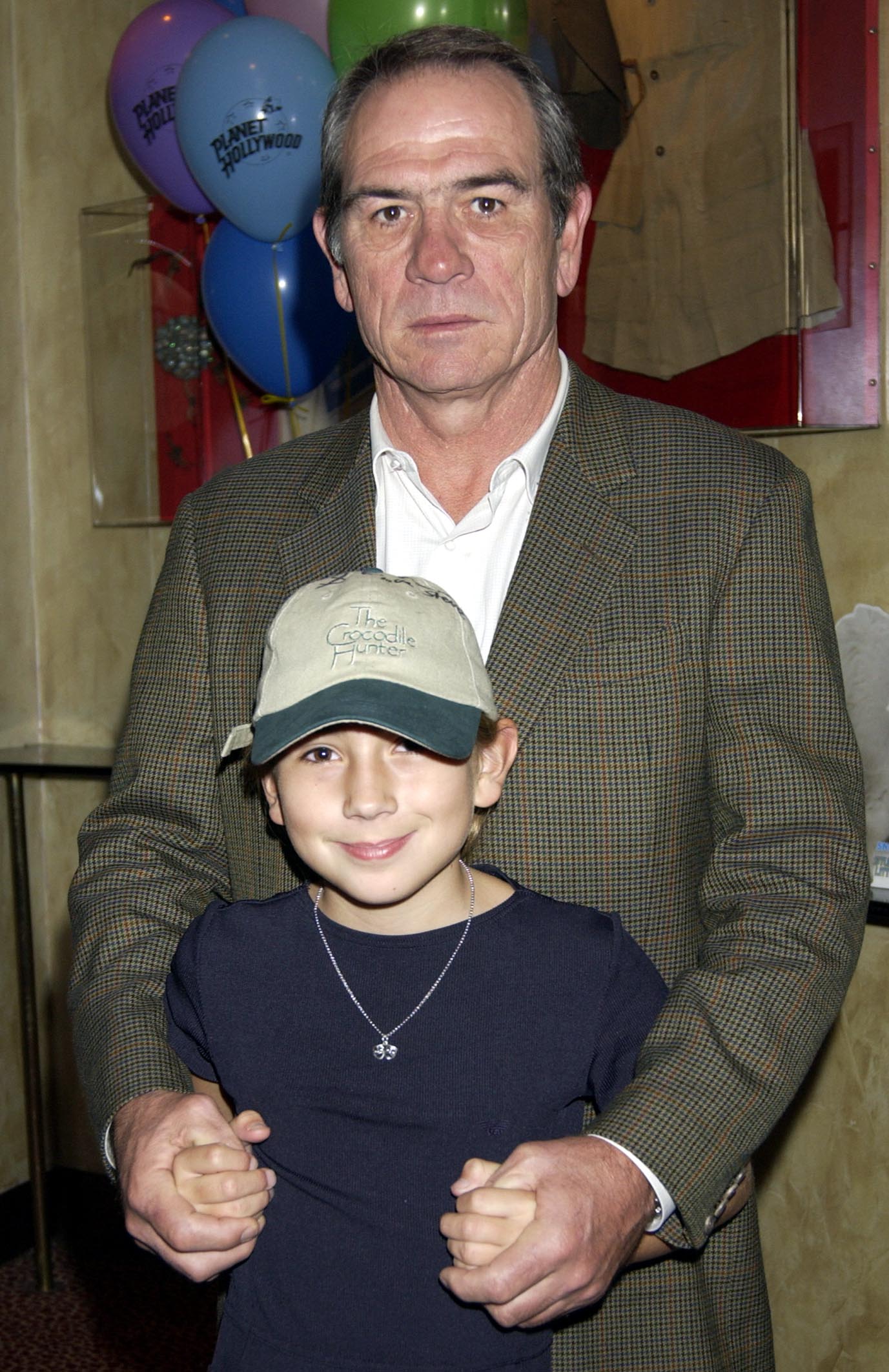 Tommy Lee Jones et Victoria Jones lors d'une projection de "Stuart Little 2" le 14 juillet 2002 à Londres, en Angleterre. | Source : Getty Images