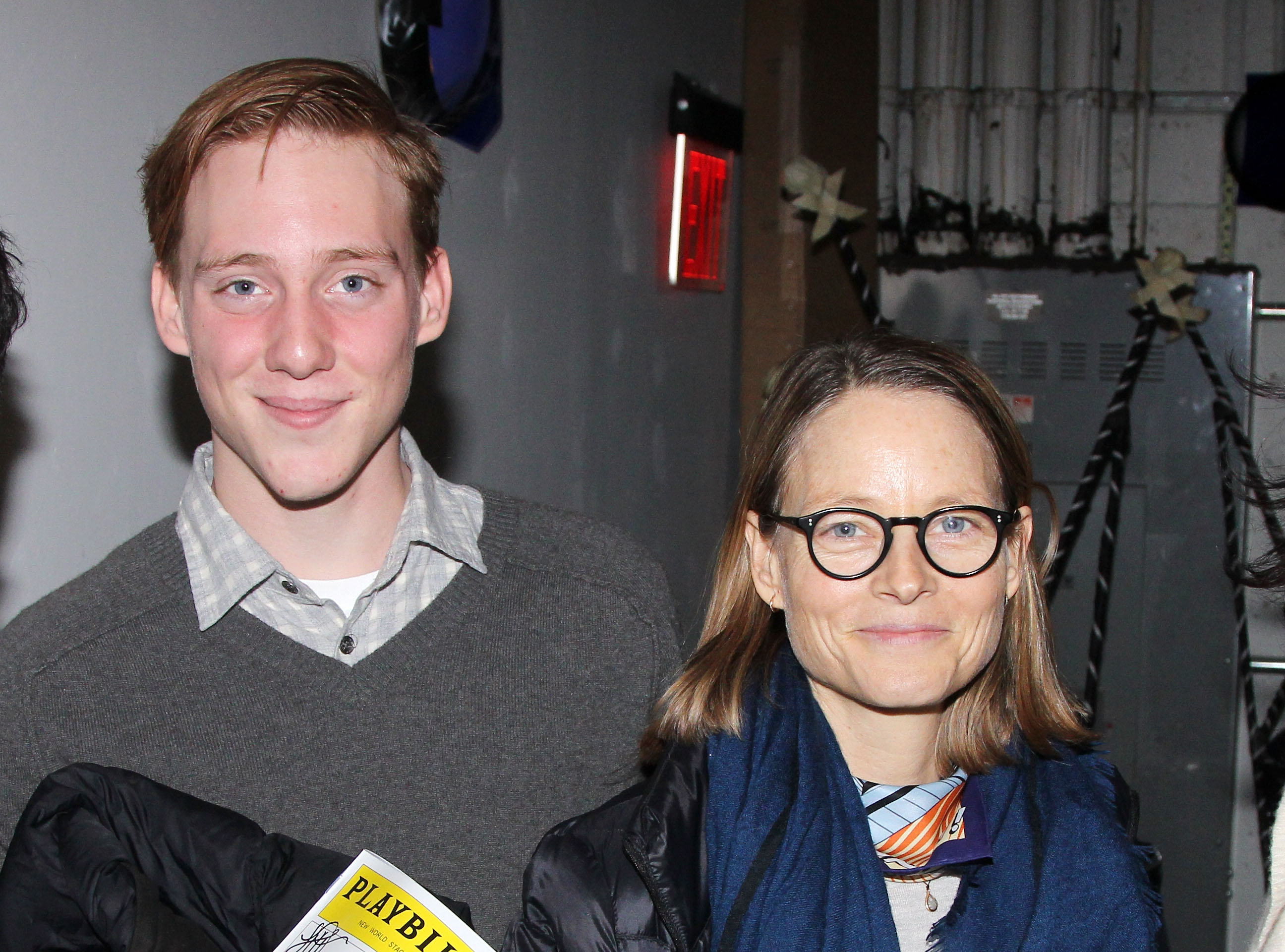 Charlie Foster et sa mère Jodie Foster posent dans les coulisses de "Nevermore : La vie imaginaire et la mort mystérieuse d'Edgar Allan Poe" le 15 février 2015 à New York | Source : Getty Images