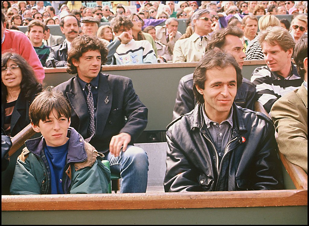 Patrick Bruel, Jean Jacques Goldman et son fils au tournoi de tennis de Roland Garros. | Photo : Getty Images