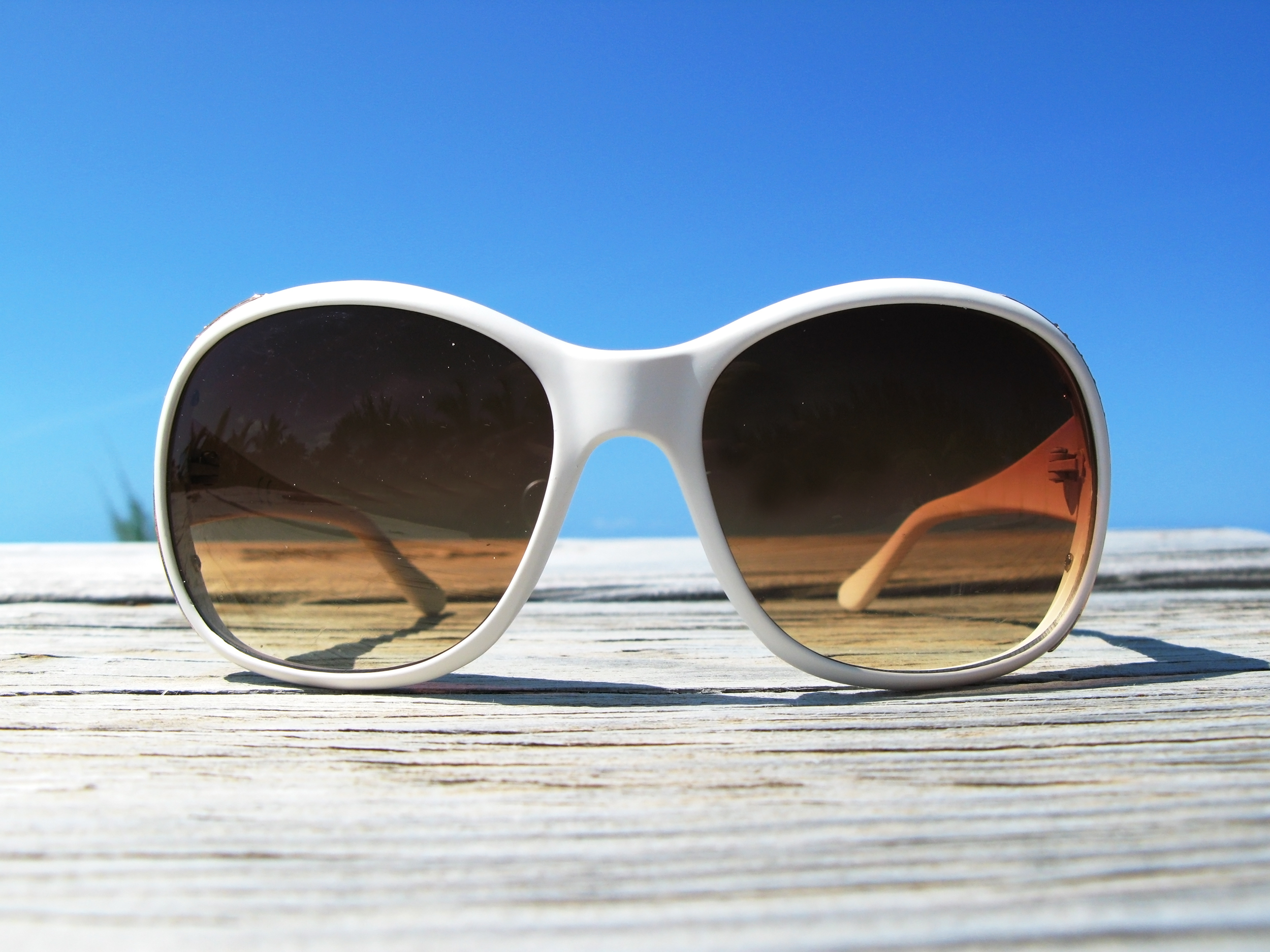 Une paire de lunettes de soleil | Source : Shutterstock