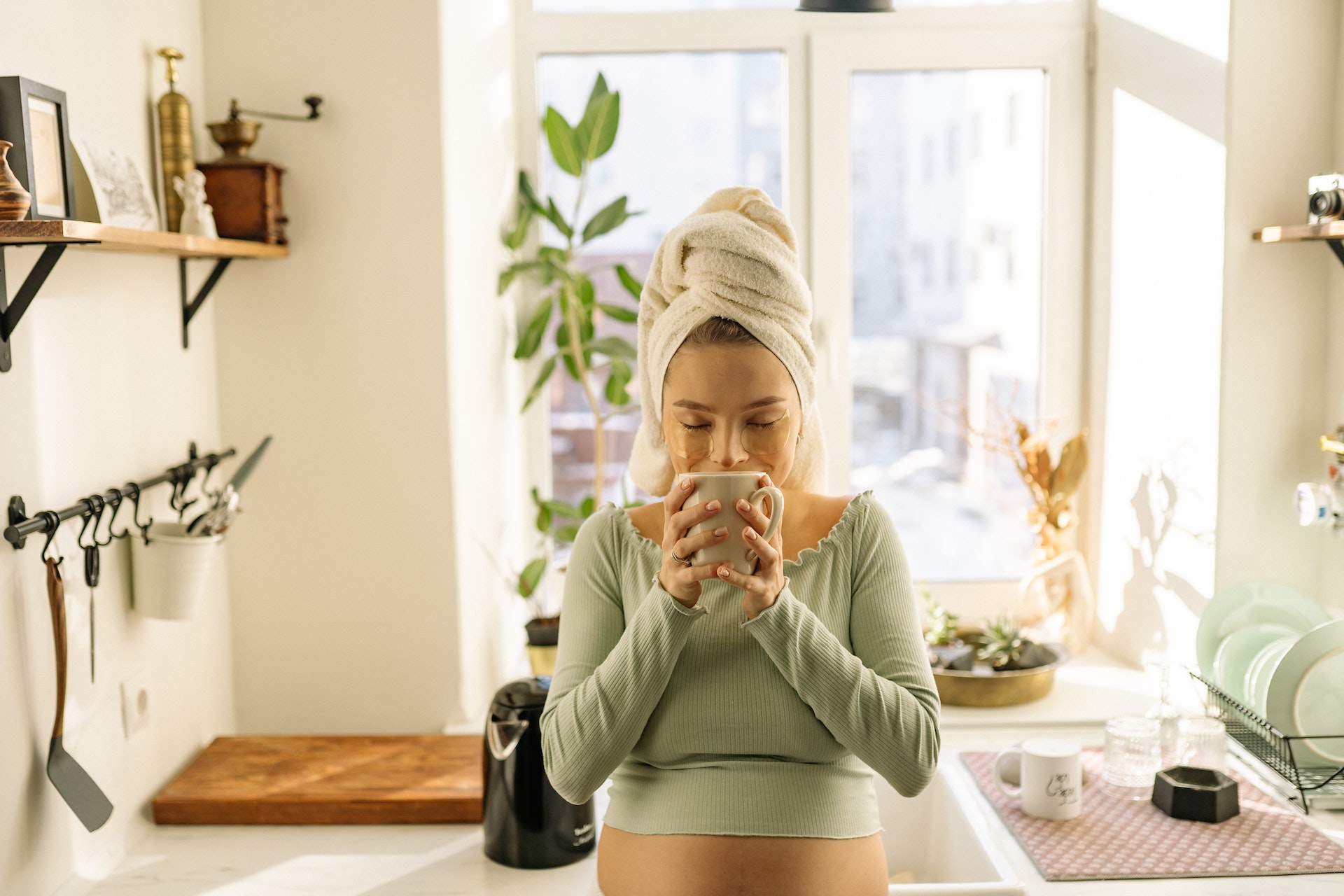 Une femme enceinte sent une tasse | Source : Pexels