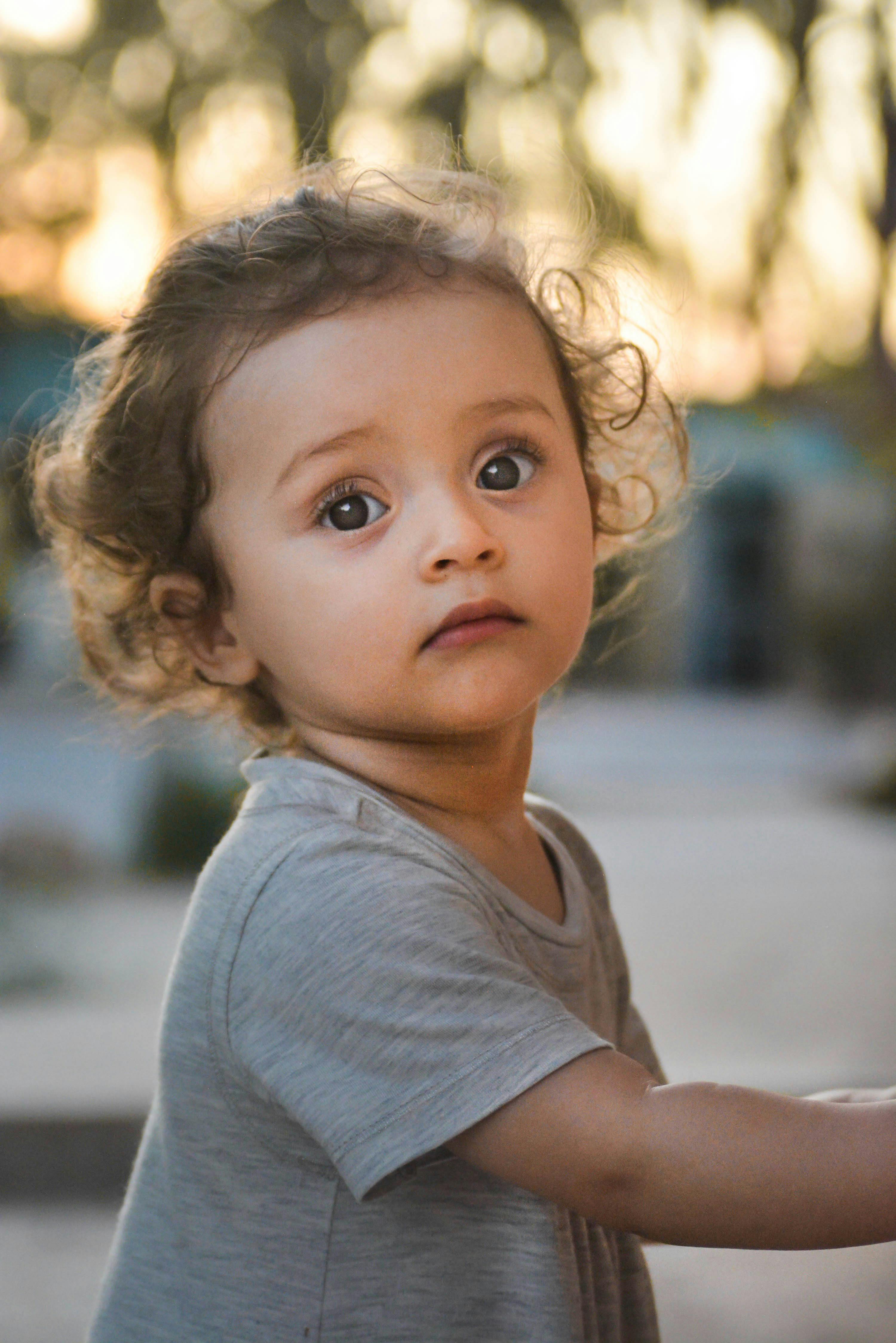 Une petite fille aux cheveux bouclés | Source : Pexels