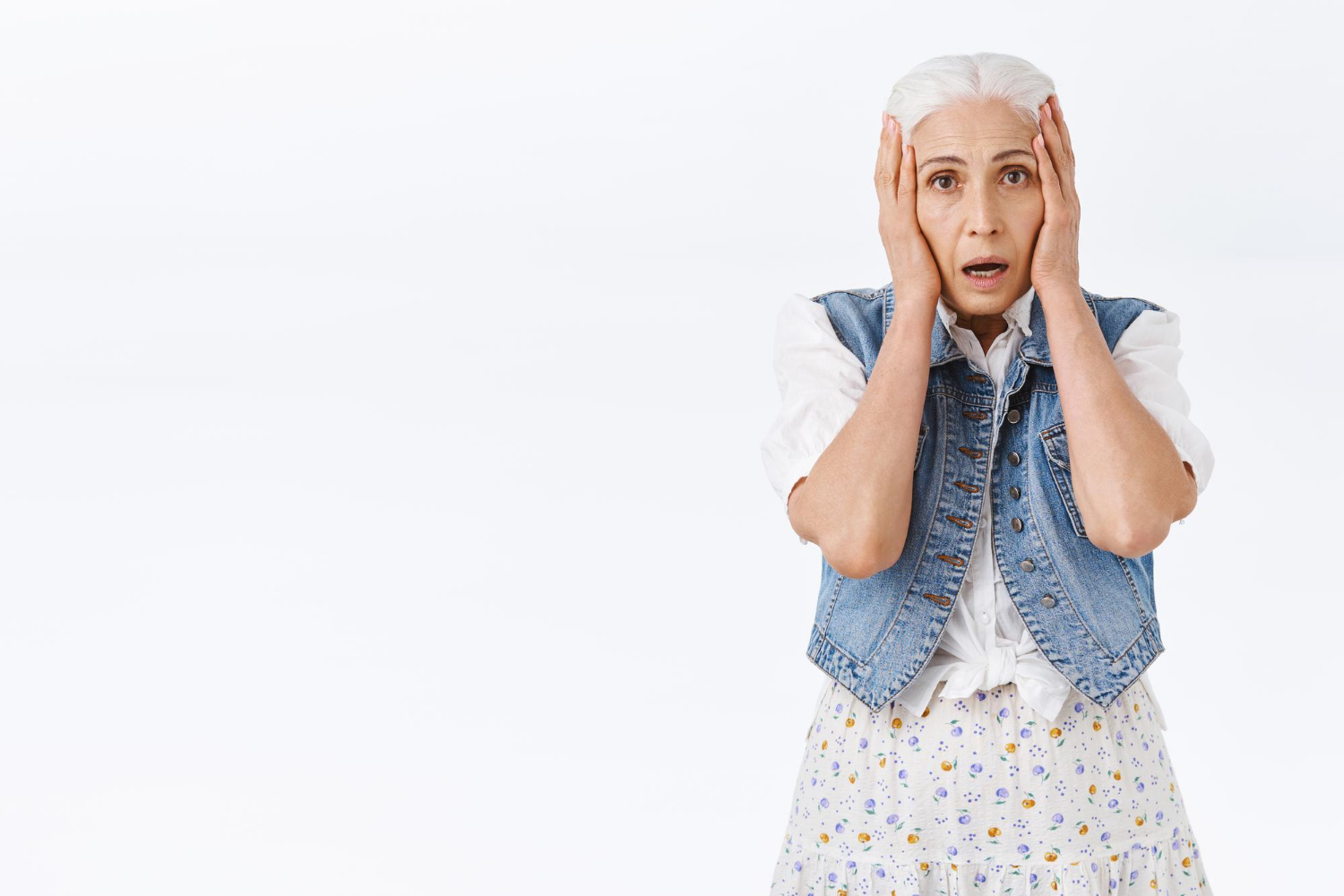 Une femme âgée choquée | Source : Freepik