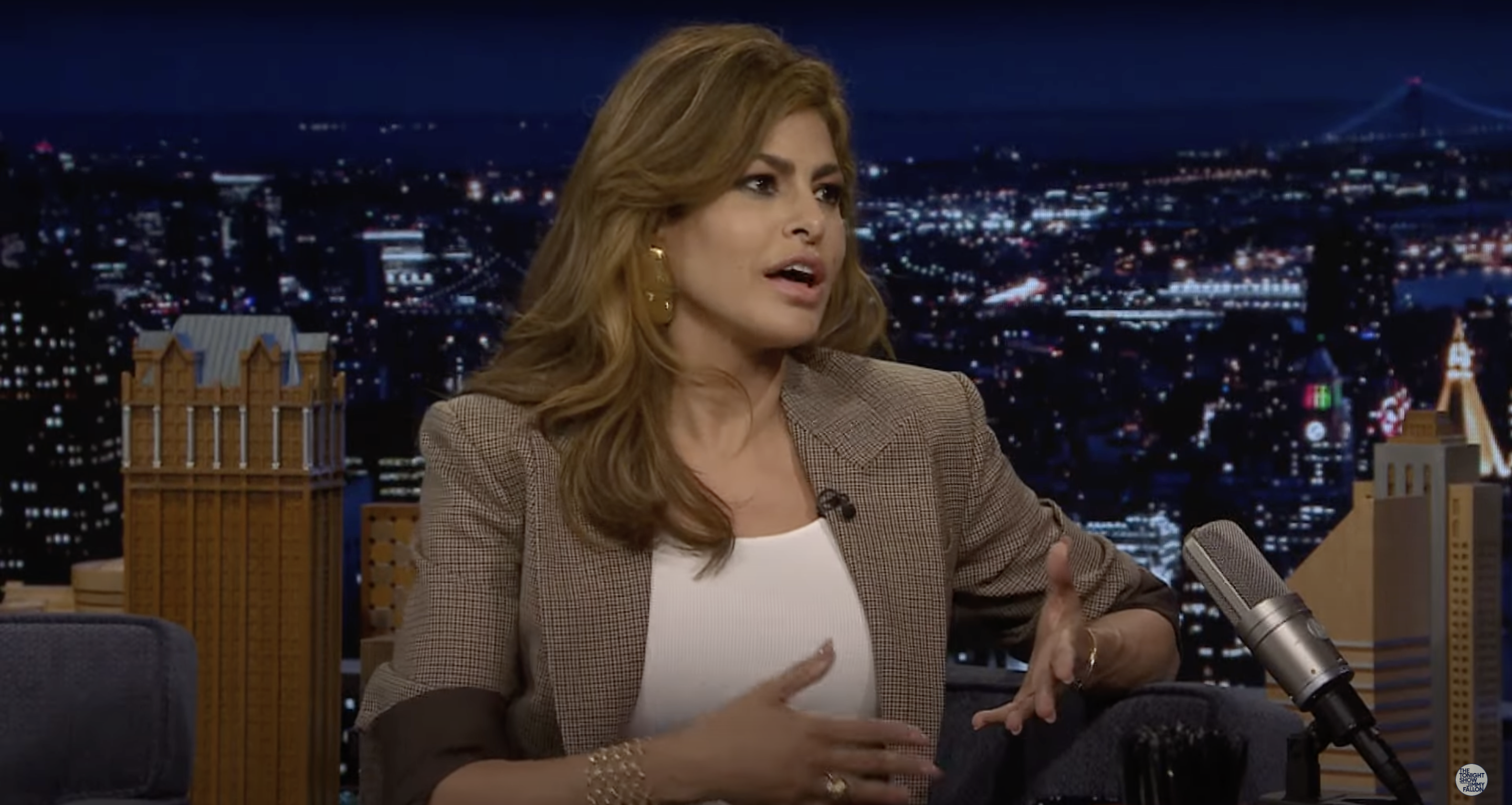 Eva Mendes dans "The Tonight Show Starring Jimmy Fallon", pour la promotion de son nouveau livre pour enfants, extrait d'une vidéo YouTube, datée du 19 septembre 2024 | Source : Youtube/@fallontonight