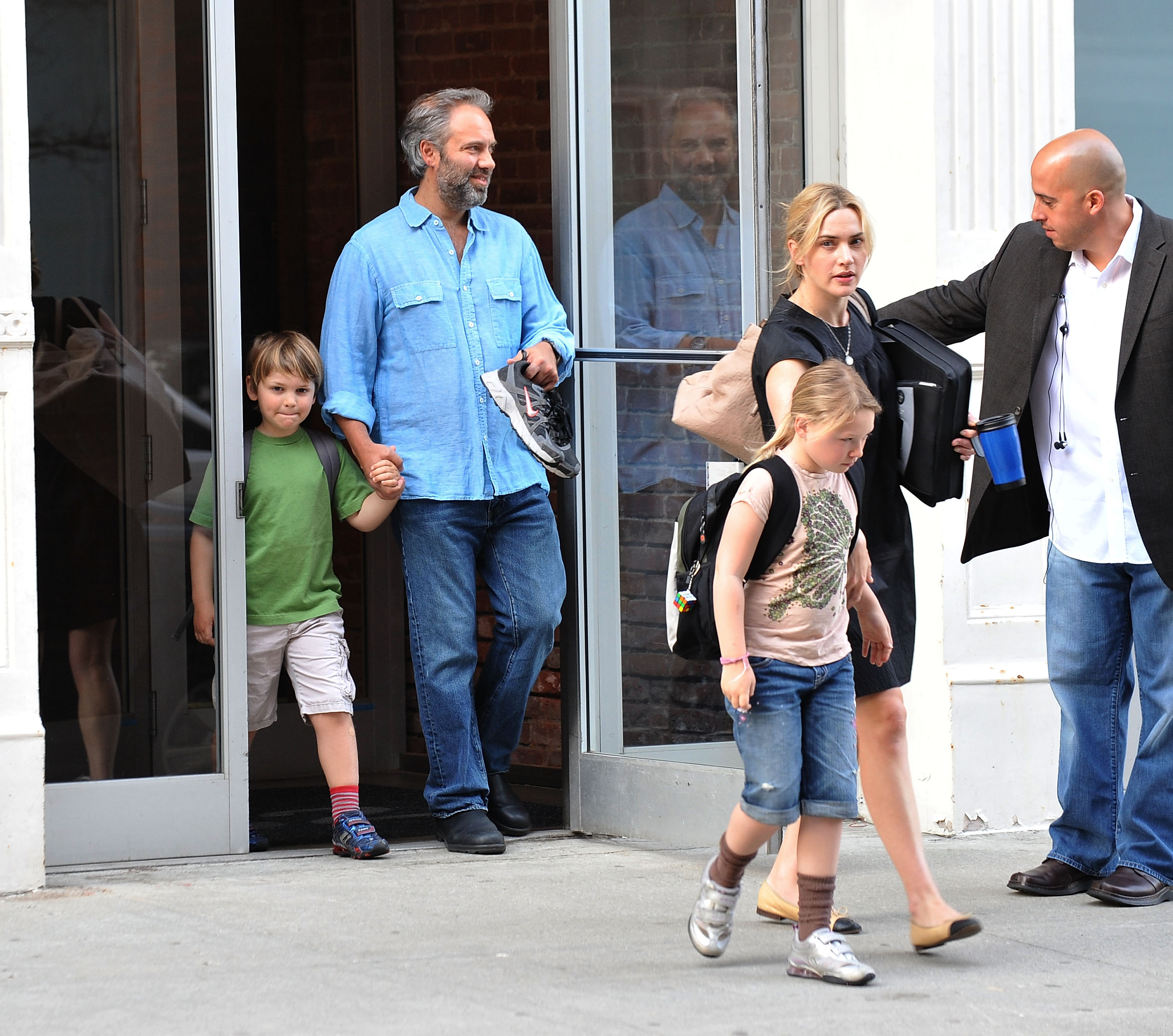 Sam Mendes, Kate Winslet et leurs enfants sont vus dans les rues de Manhattan le 8 avril 2010 à New York. | Source : Getty Images