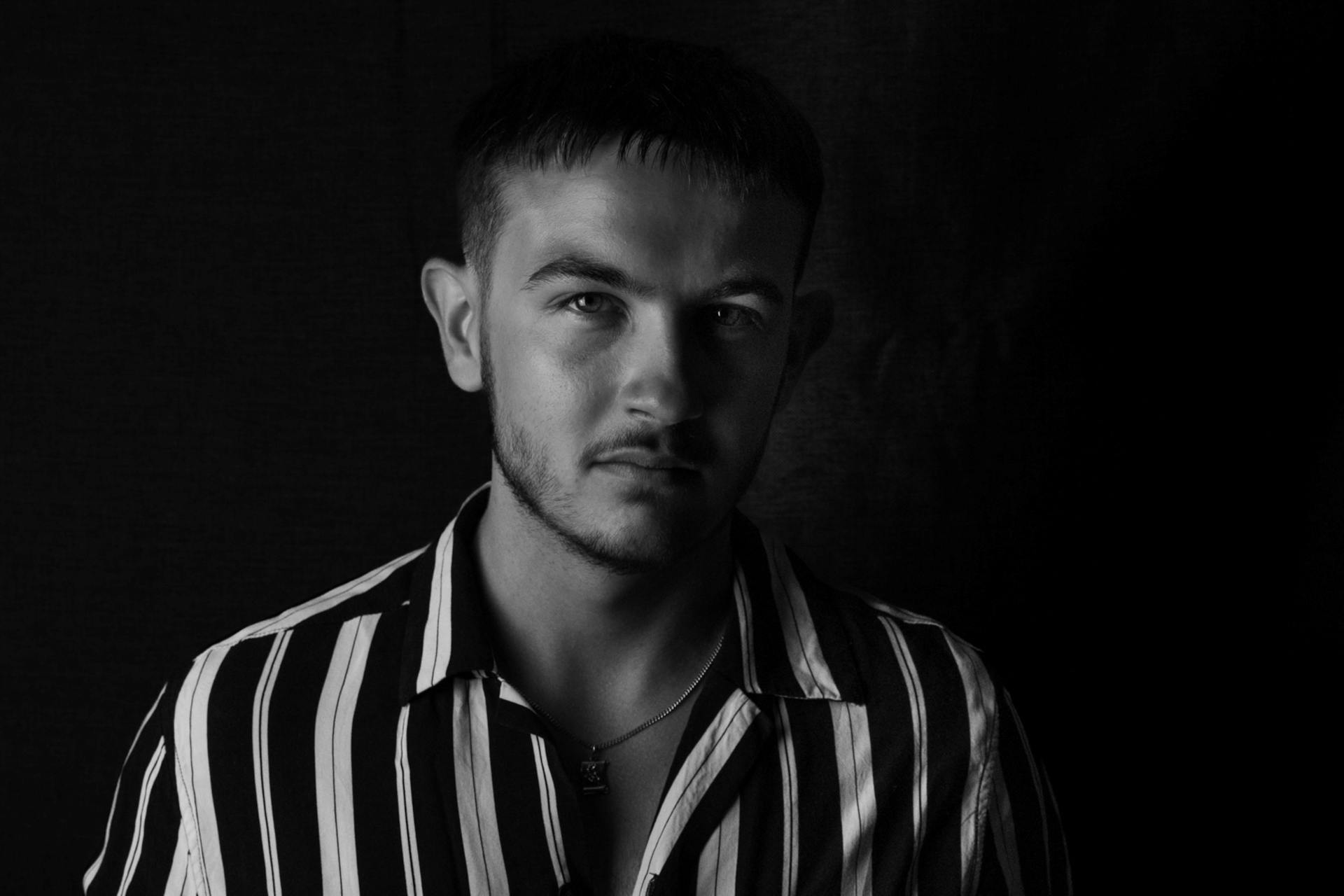 Un homme qui fronce légèrement les sourcils | Source : Pexels