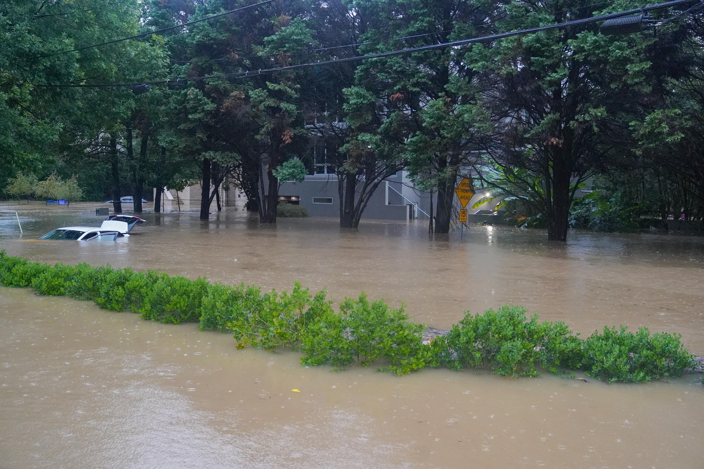 Les rues inondées près de Peachtree Creek après que l'ouragan Helene a apporté de fortes pluies pendant la nuit à Atlanta, en Géorgie, le 27 septembre 2024 | Source : Getty Images