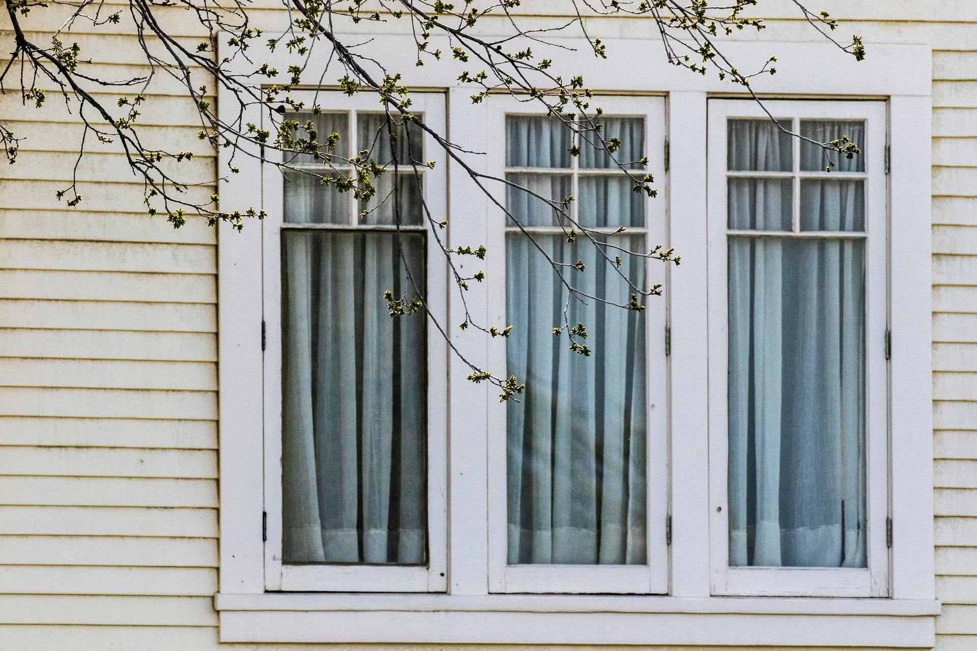 Fenêtres d'une maison | Source : Pexels