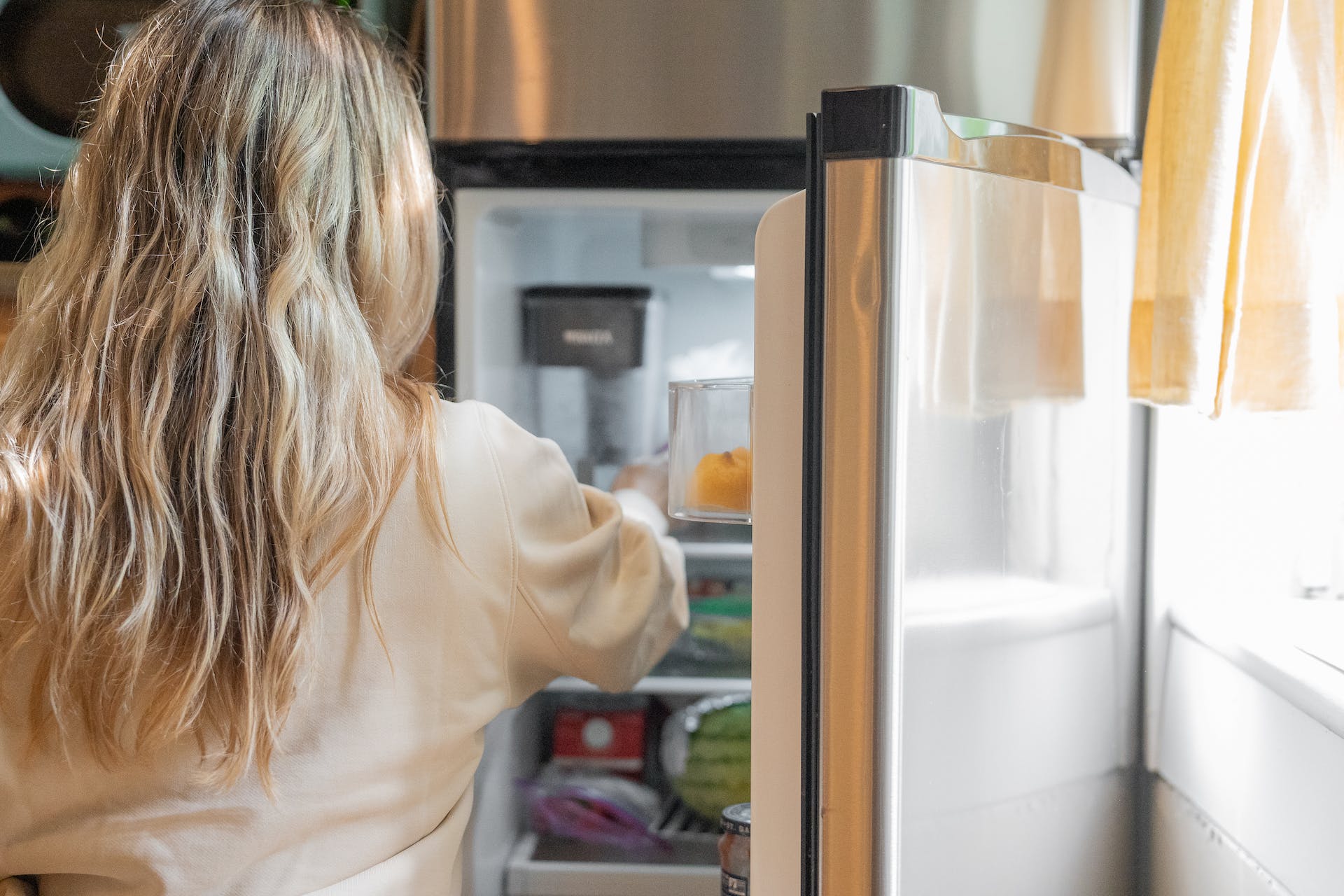 Personne debout devant un réfrigérateur | Source : Pexels