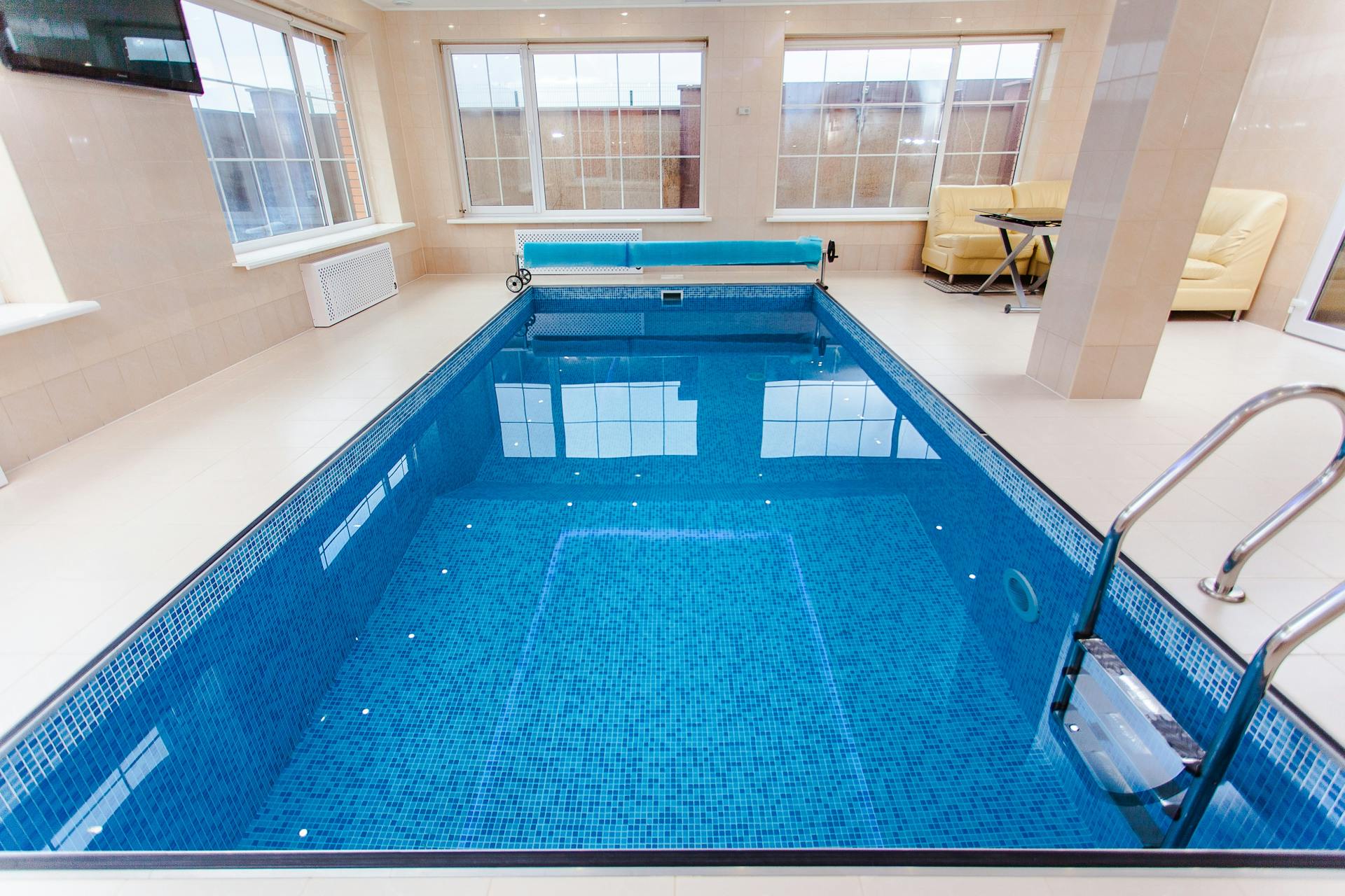 Une piscine intérieure | Source : Pexels