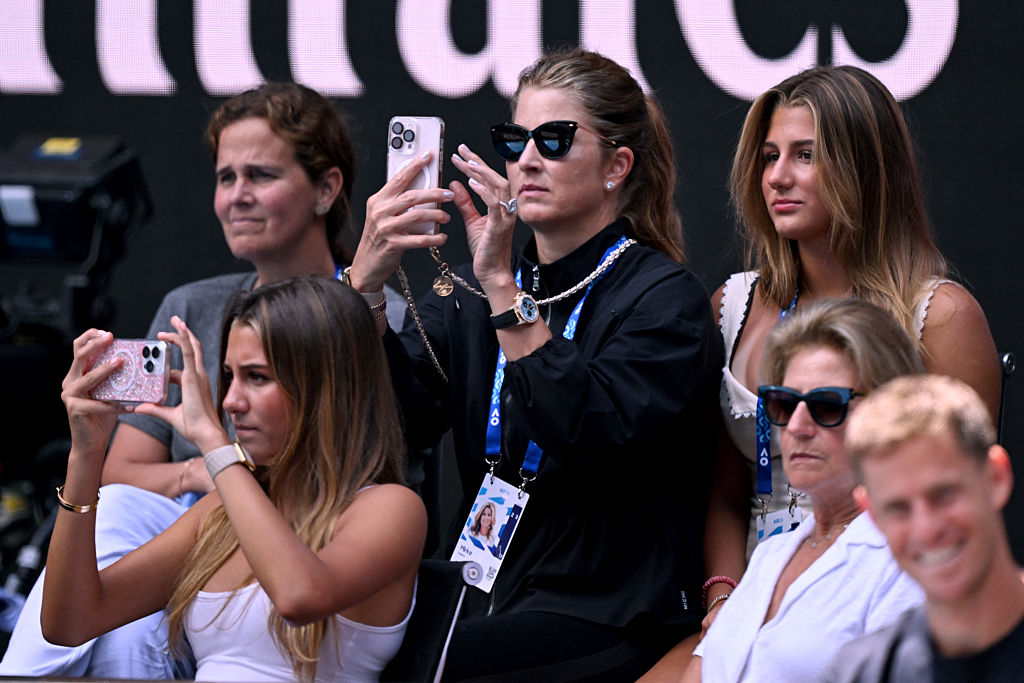 La famille du Suisse Roger Federer, son épouse Mirka (au centre) et ses filles Myla (à gauche) et Charlene (à droite), regarde Federer s'entraîner à Melbourne le 16 janvier 2026, avant le début de l'Open d'Australie, qui commence le 18 janvier I Source : Getty Images
