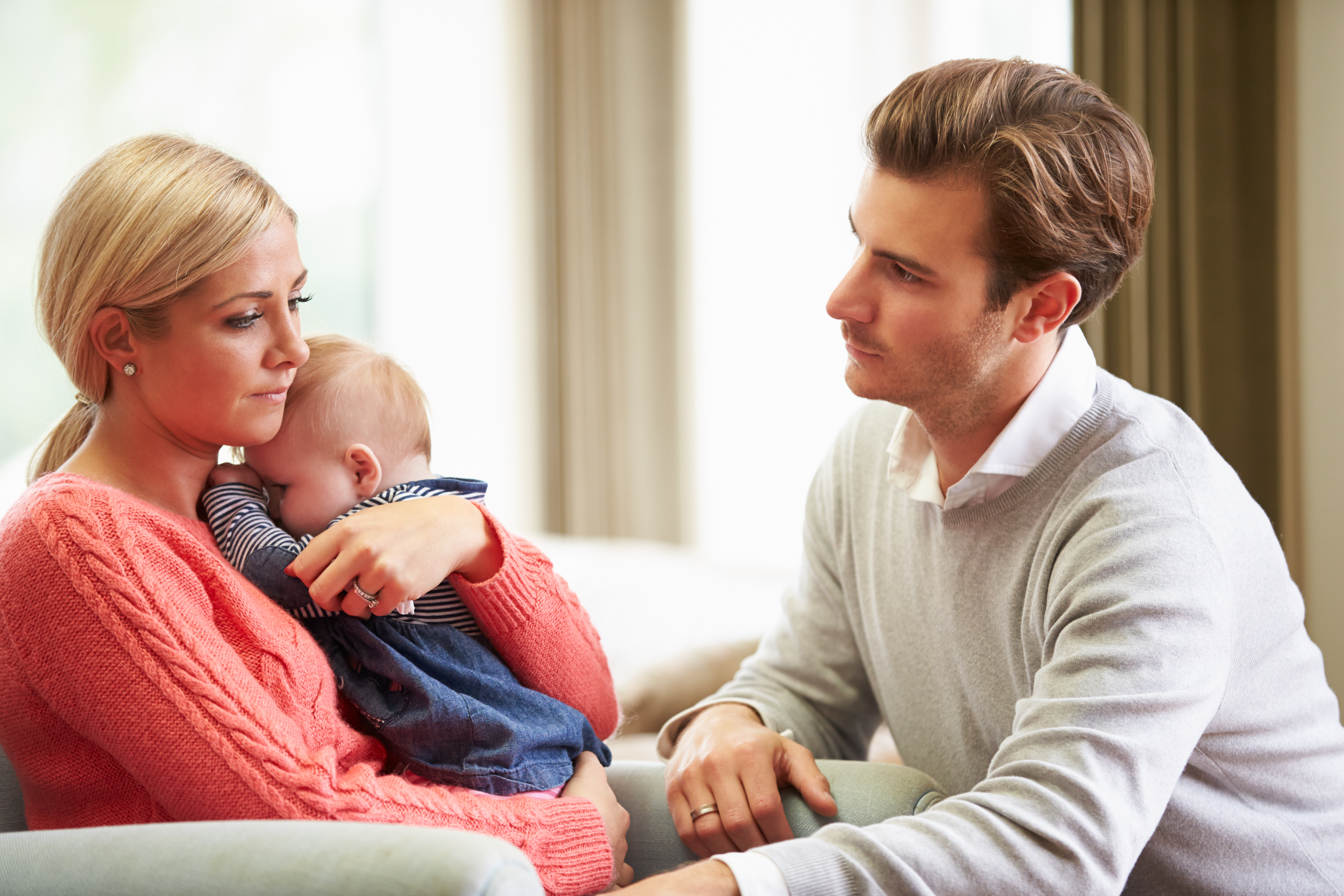 Une famille inquiète | Source : Shutterstock