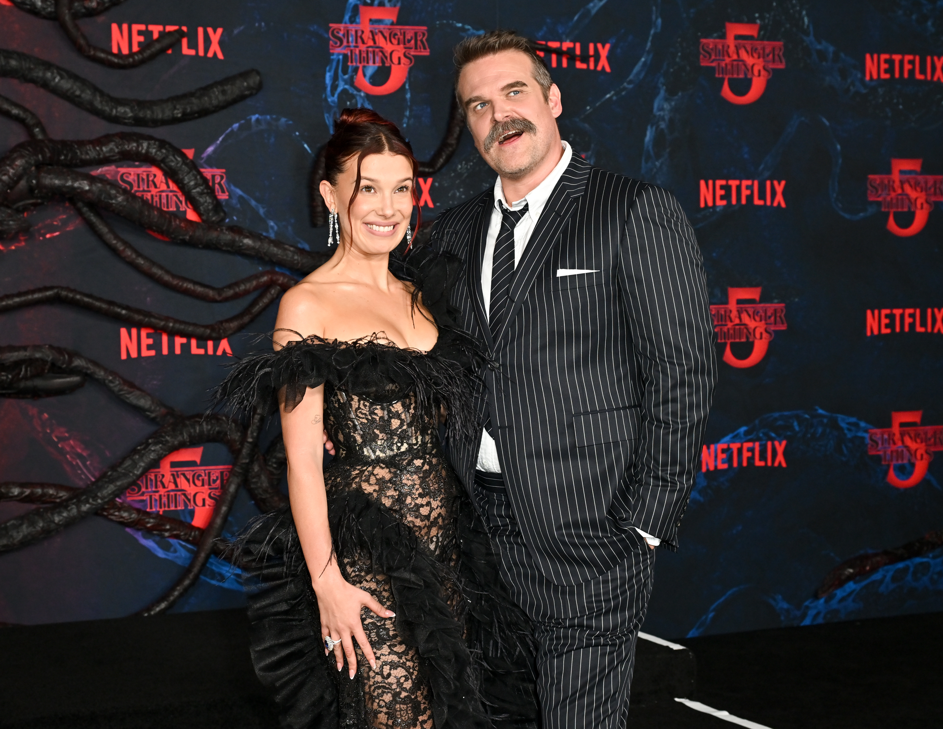 Millie Bobby Brown et David Harbour à la Première mondiale de la saison 5 de « Stranger Things » au TCL Chinese Theatre le 06 novembre 2025, à Los Angeles, California. | Source : Getty Images