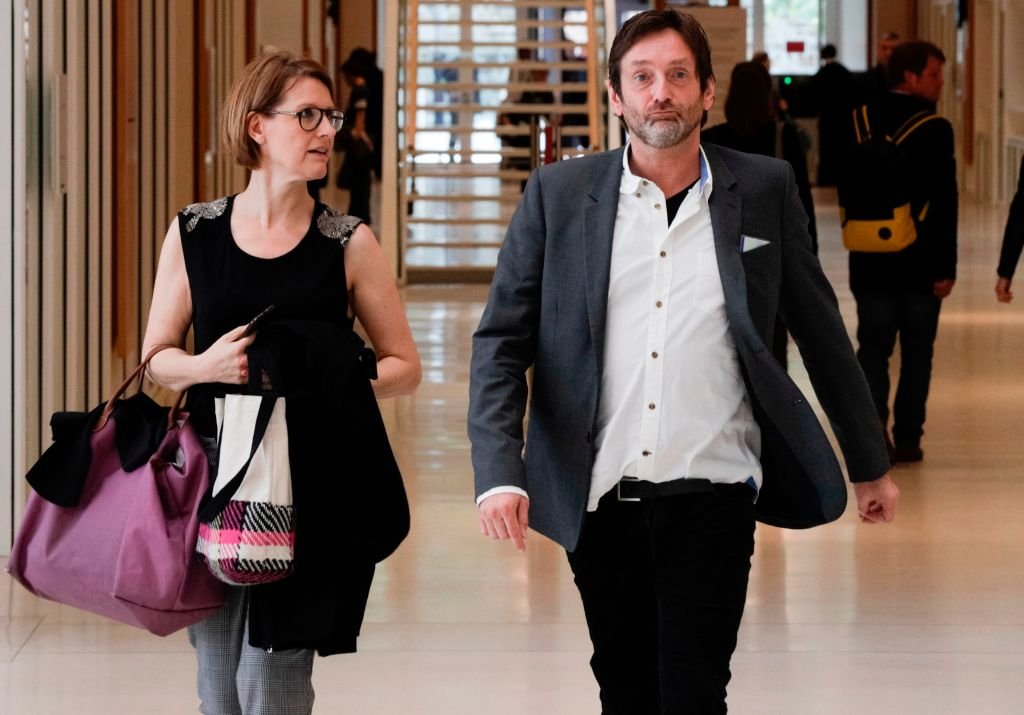 L'acteur français Pierre Palmade marche avec sa compagnon alors qu'il quitte le palais de justice de Paris à Paris le 6 juin 2019. І Source : Getty Images