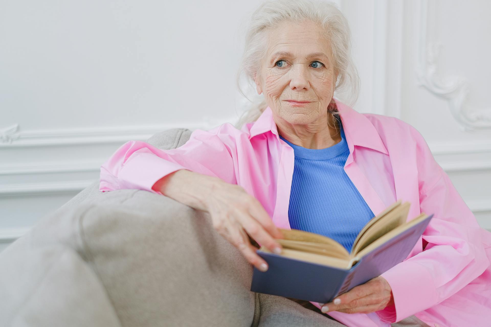 Une femme âgée tenant un livre | Source : Pexels