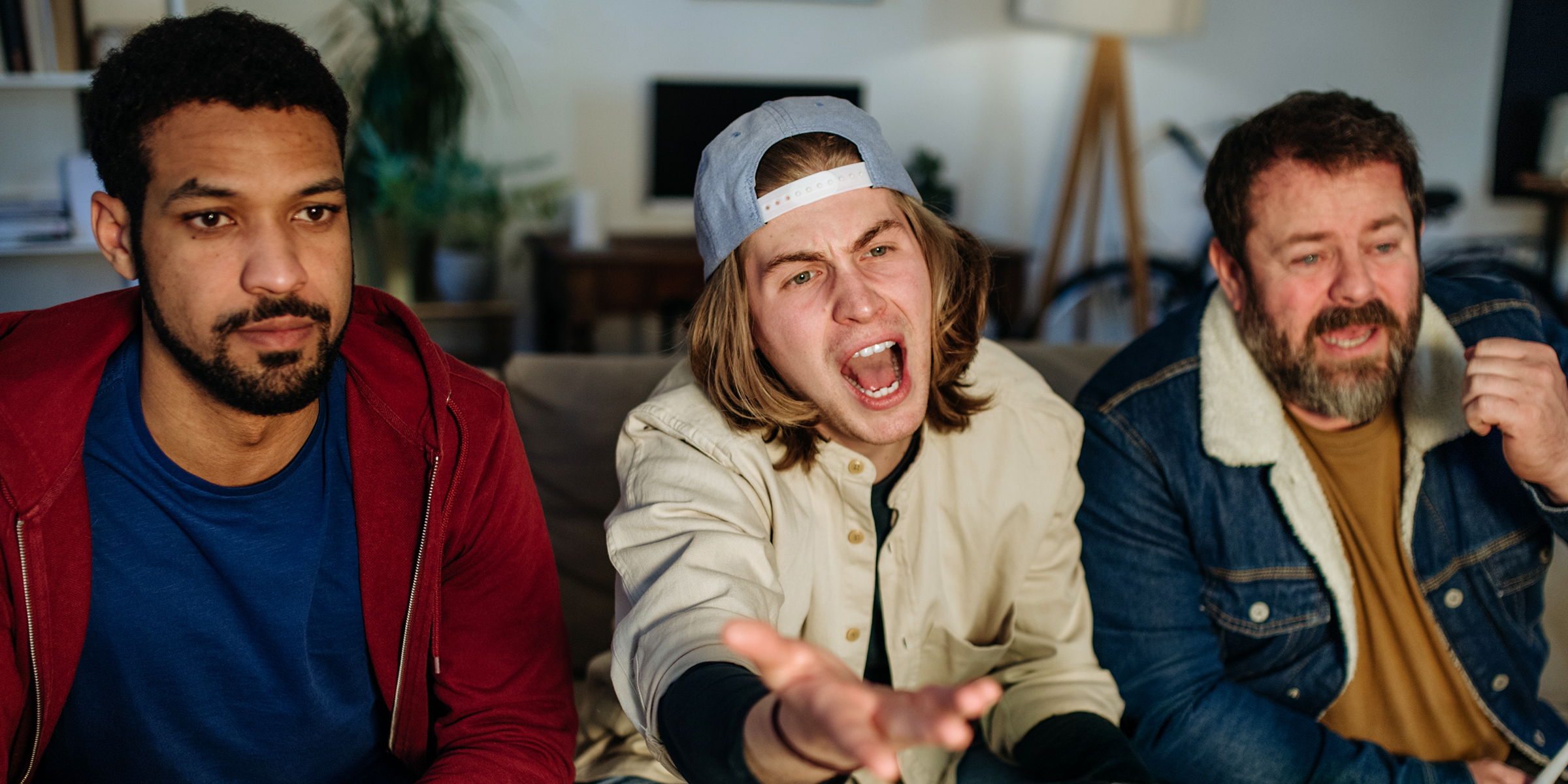 Des gens regardent le match à la télévision | Source : Shutterstock