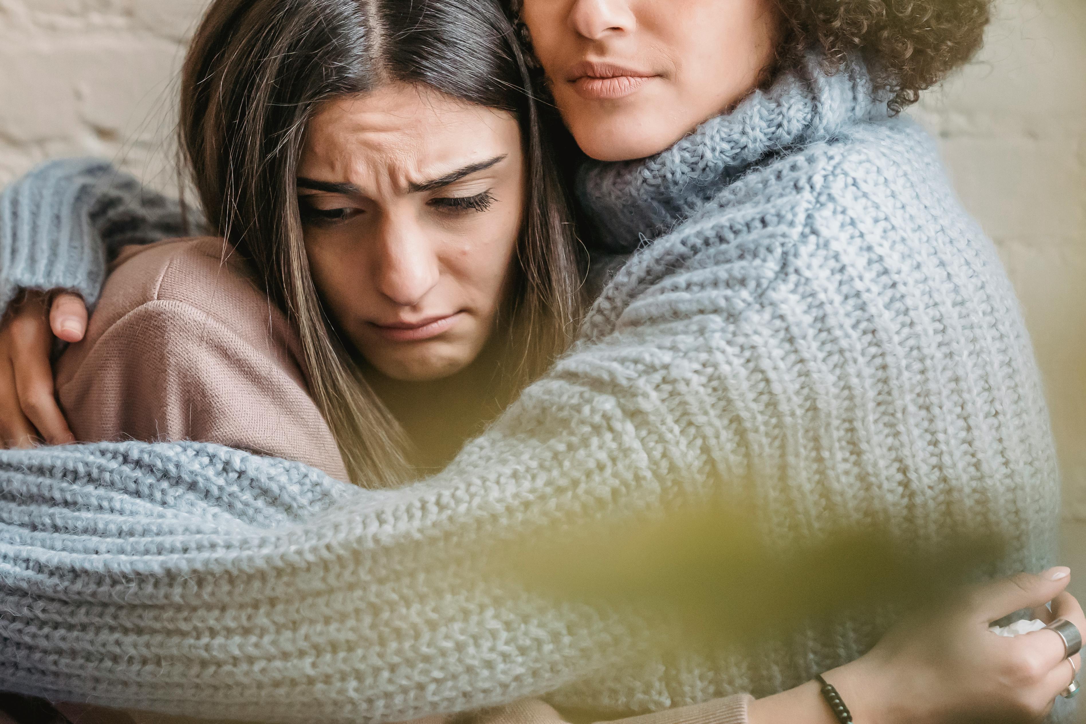 Une femme bouleversée est réconfortée par une amie | Source : Pexels