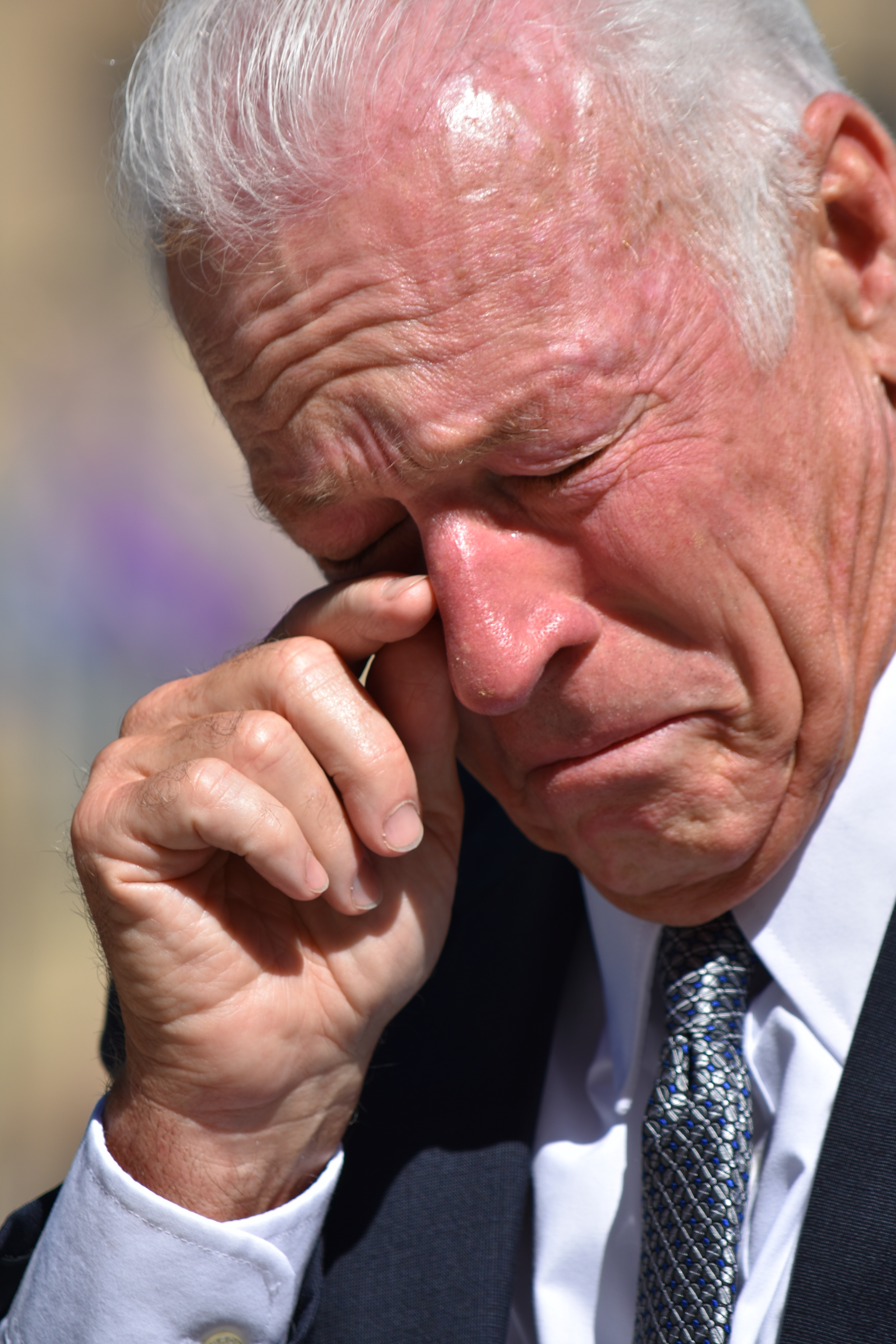 Un homme âgé essuie ses larmes | Source : Shutterstock