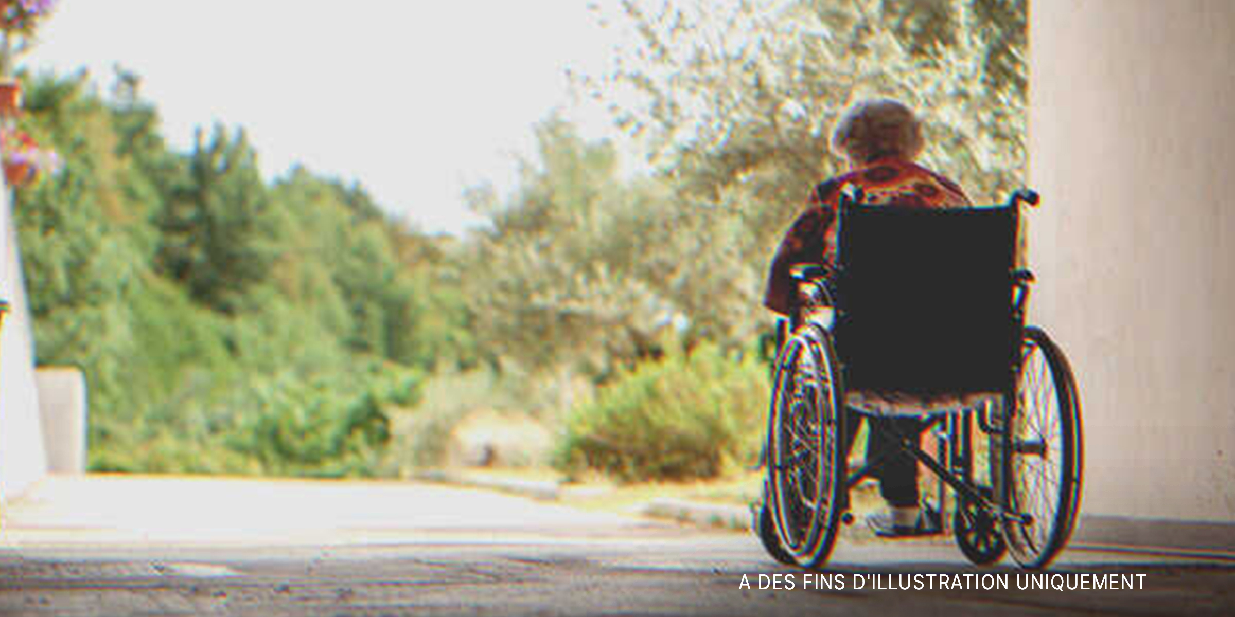 Une femme âgée en fauteuil roulant | Source : Shutterstock