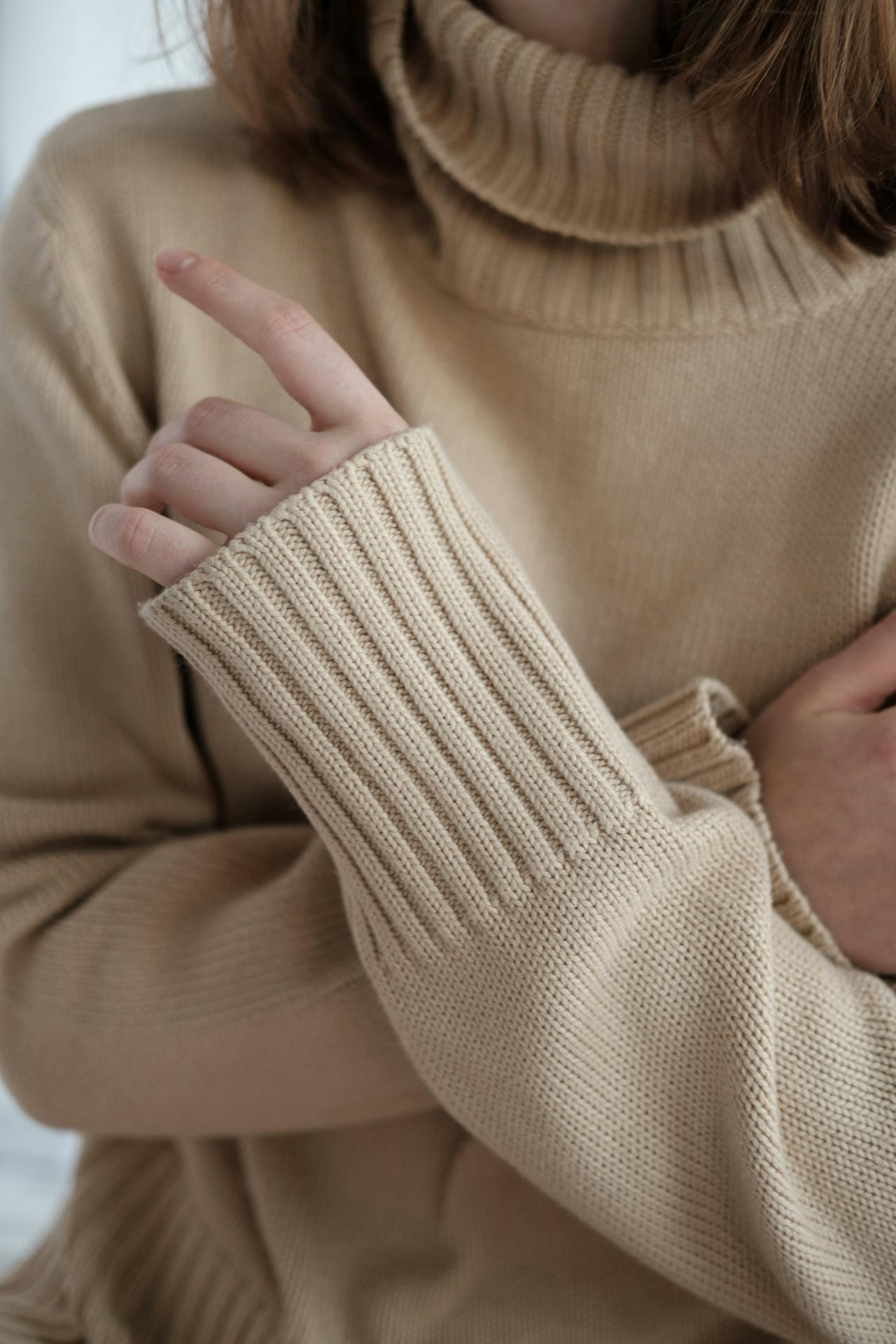 Photo recadrée d'une femme pointant son doigt vers quelqu'un | Source : Pexels