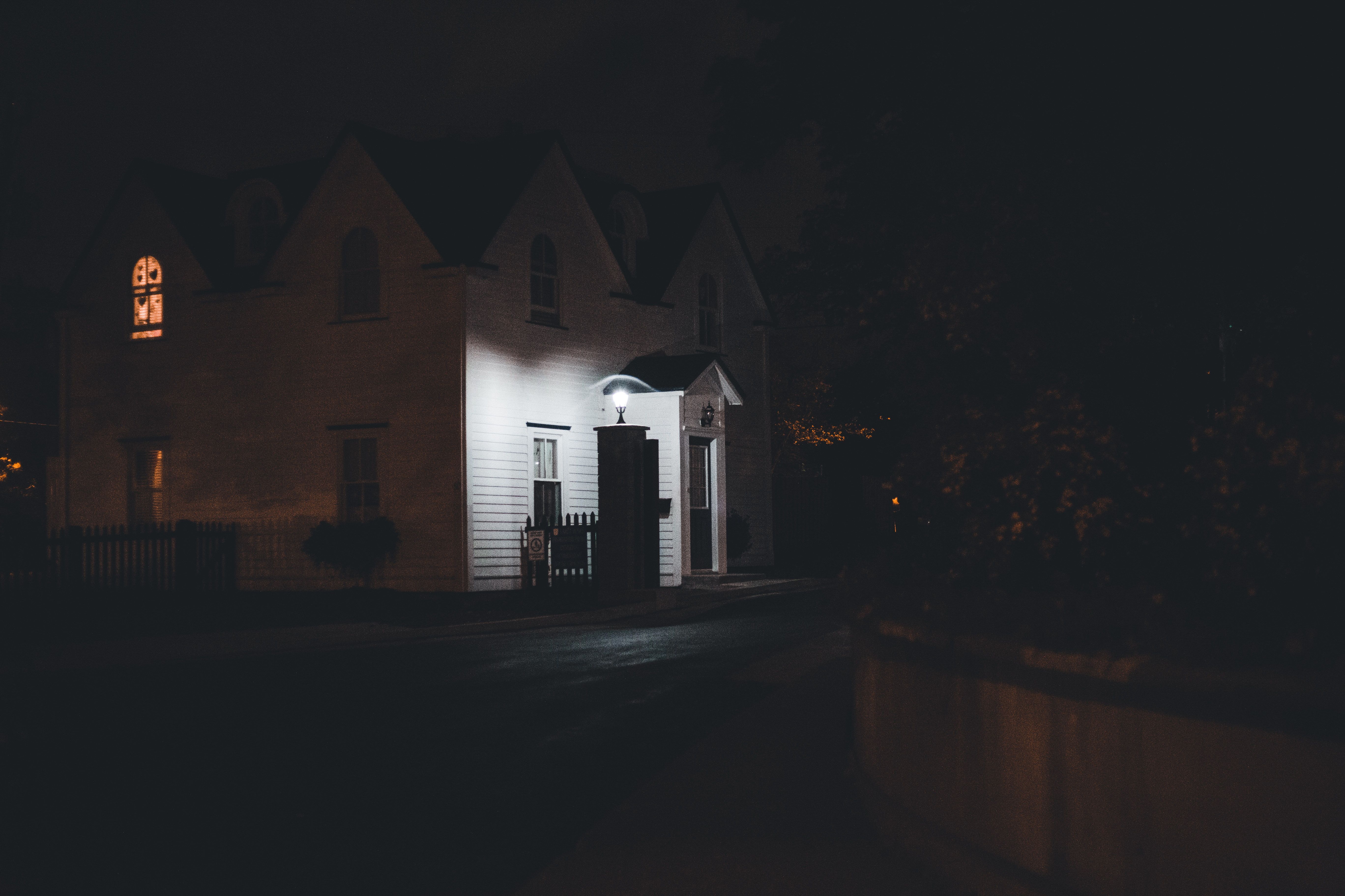 Une maison éclairée par des lumières extérieures | Source : Pexels