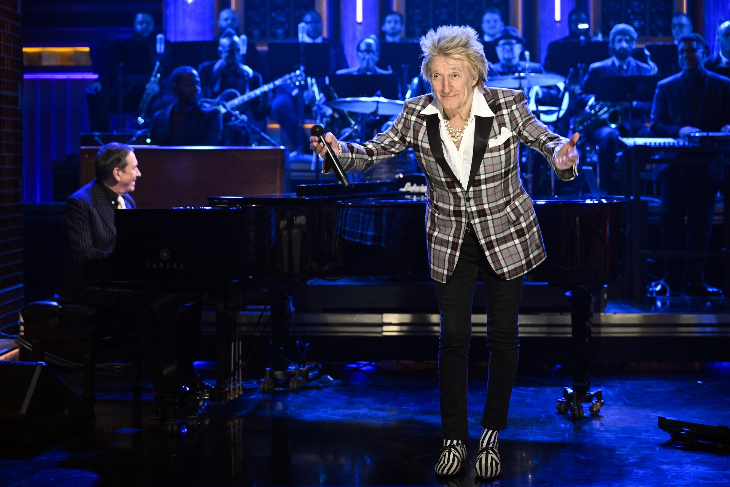 Rod Stewart se produisant lors de l'émission "The Tonight Show Starring Jimmy Fallon" le 6 février 2024. | Source : Getty Images