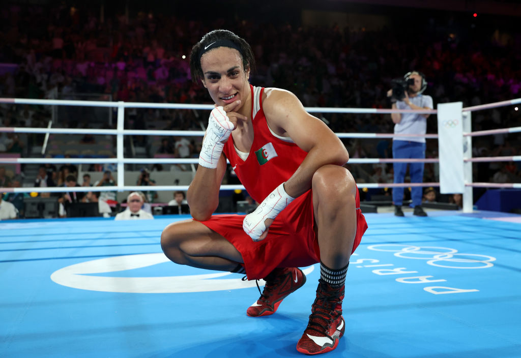Imane Khelif, de l'équipe d'Algérie, pose pour une photo après avoir remporté la médaille d'or à l'issue de la finale de boxe féminine des 66 kg contre Liu Yang, de l'équipe de Chine, le quatorzième jour des Jeux Olympiques de Paris 2024 à Roland-Garros, le 9 août 2024 à Paris, en France.