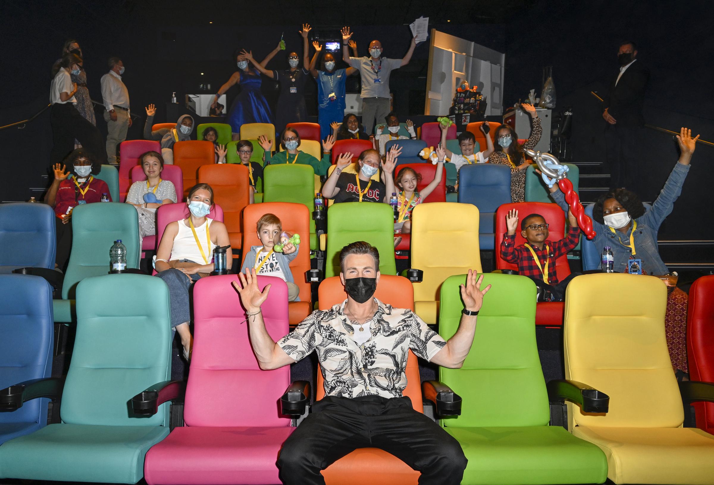 Chris Evans surprend les patients et les parents lors d'une projection en avant-première de MediCinema du film de Disney et Pixar « Lightyear » au Chelsea and Westminster Hospital le 13 juin 2022 à Londres, Angleterre | Source : Getty Images