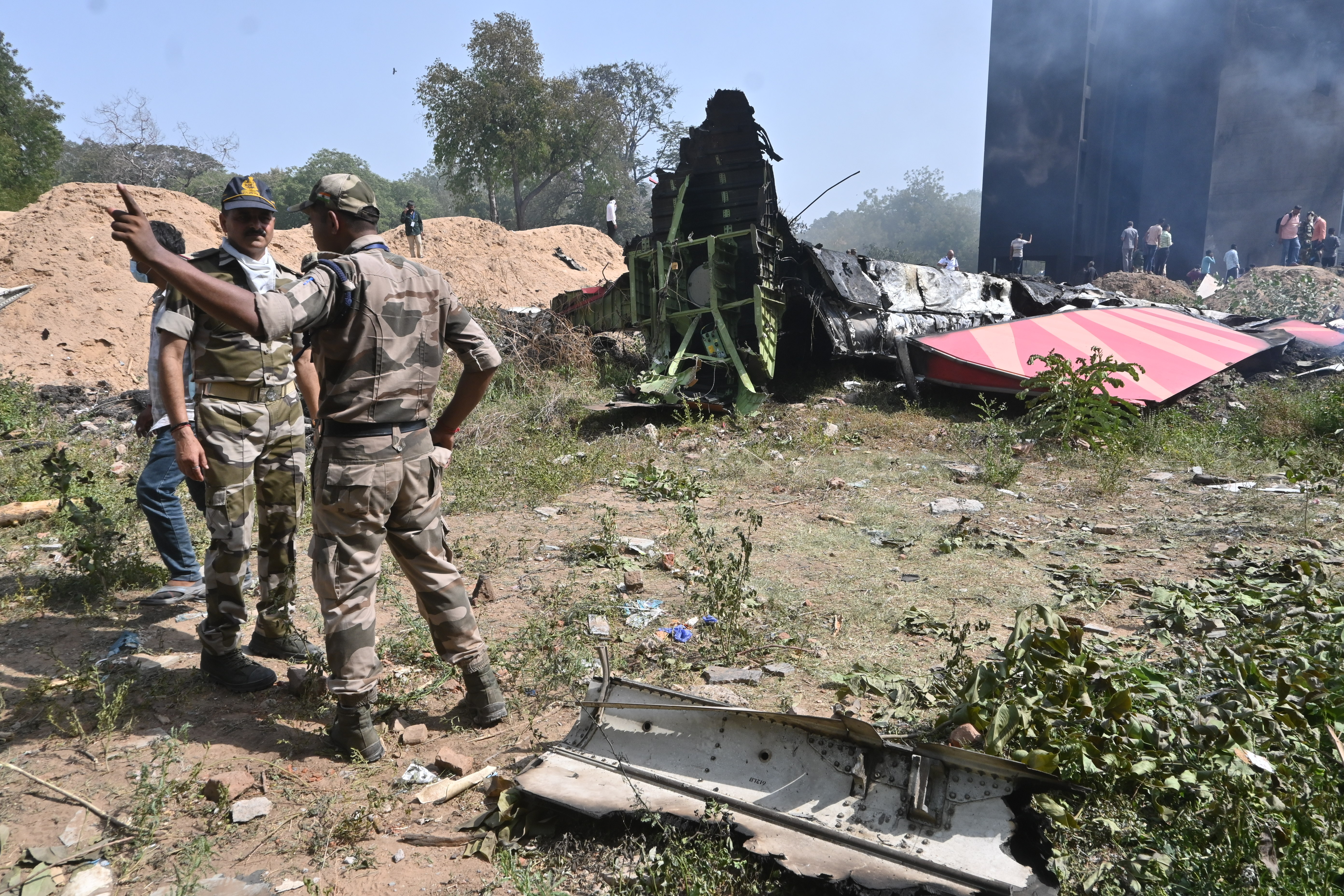 Des officiels se sont rassemblés sur le site de l'accident d'avion. | Source : Getty Images