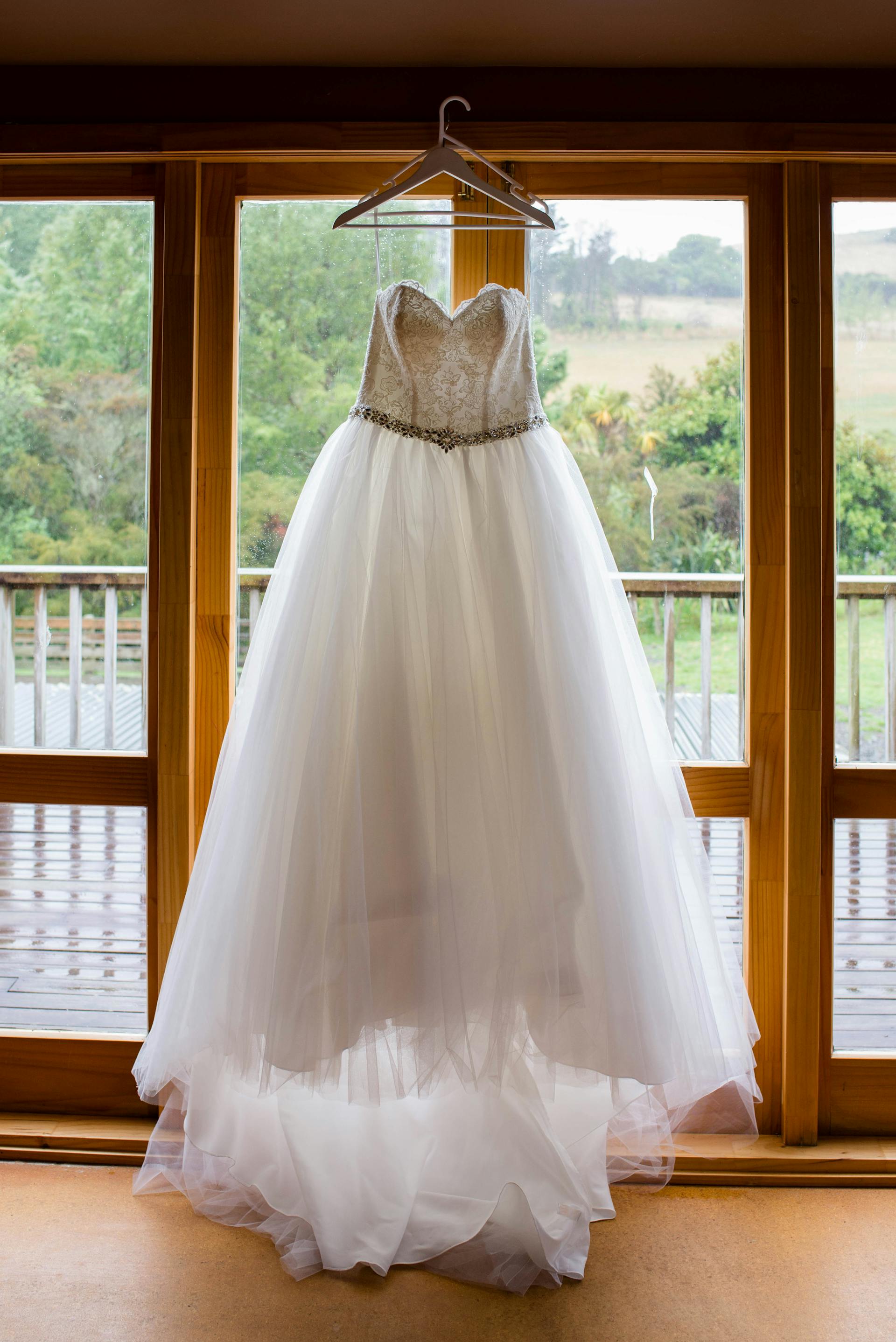 Une robe de mariée suspendue à la fenêtre | Source : Pexels