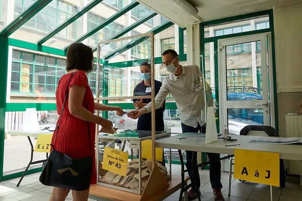 Les gens votent pour le second tour des élections municipales qui ont été maintenues malgré l'épidémie de Coronavirus Covid-19 à Paris. |Photo : Getty Images.