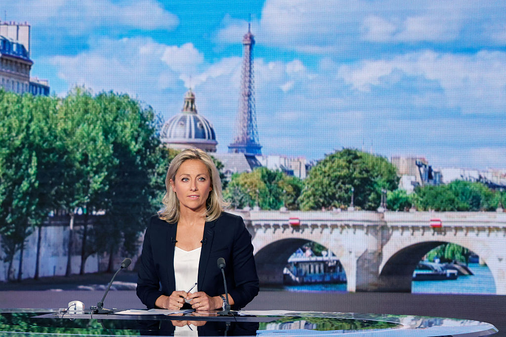 La journaliste et animatrice de télévision française Anne-Sophie Lapix présente le journal télévisé du soir de la chaîne de télévision française France 2, au cours duquel elle a reçu le président français et candidat du parti La République en Marche (LREM) à sa réélection, Emmanuel Macron, à Paris, le 21 avril 2022, avant le second tour de l'élection présidentielle française. (Photo by LUDOVIC MARIN/AFP via Getty Images)
