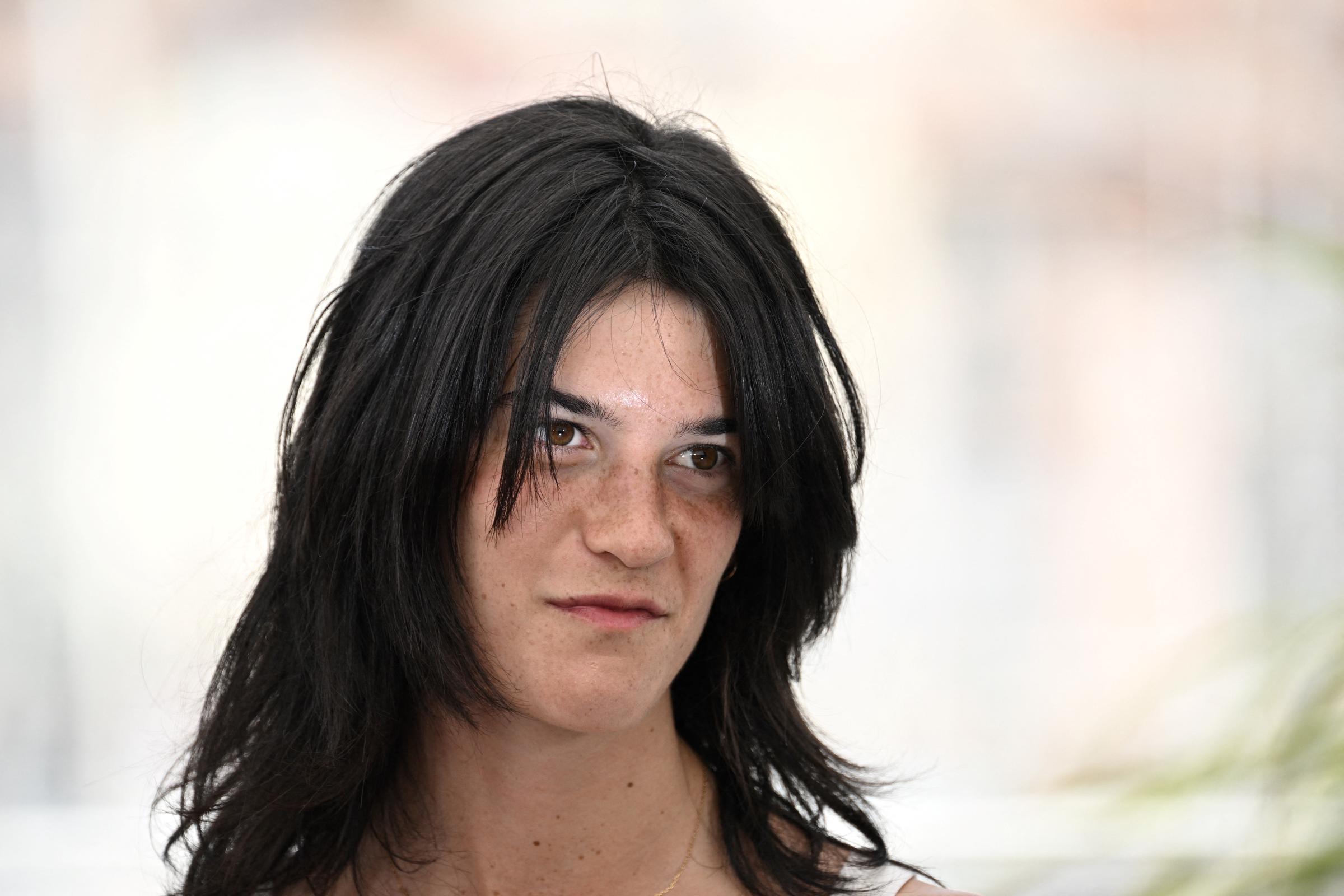 L'actrice française Suzanne Lindon assiste à une séance photo pour le film Les Amandiers lors de la 75e édition du Festival de Cannes à Cannes, dans le sud de la France, le 23 mai 2022. Photo de LOIC VENANCE - AFP I Source : Getty Images