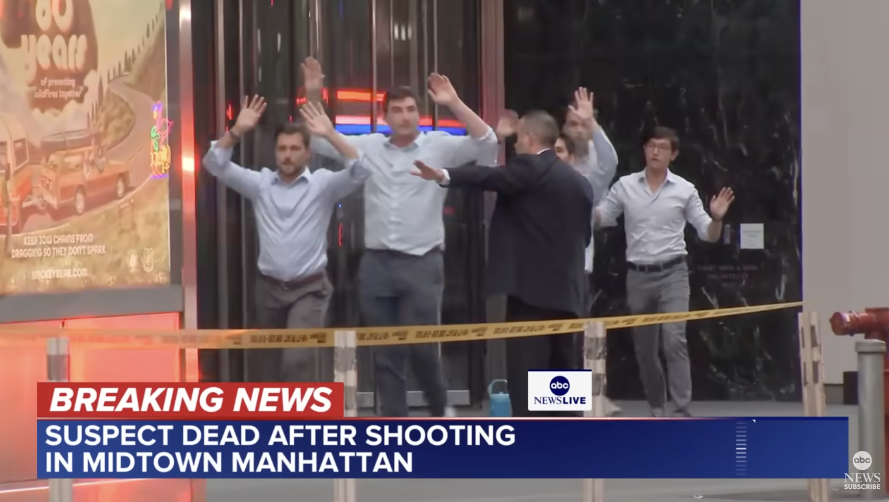 Les occupants du 345 Park Avenue à Midtown, Manhattan, évacuent le bâtiment les bras en l'air le 28 juillet 2025 | Source : YouTube/ABC News