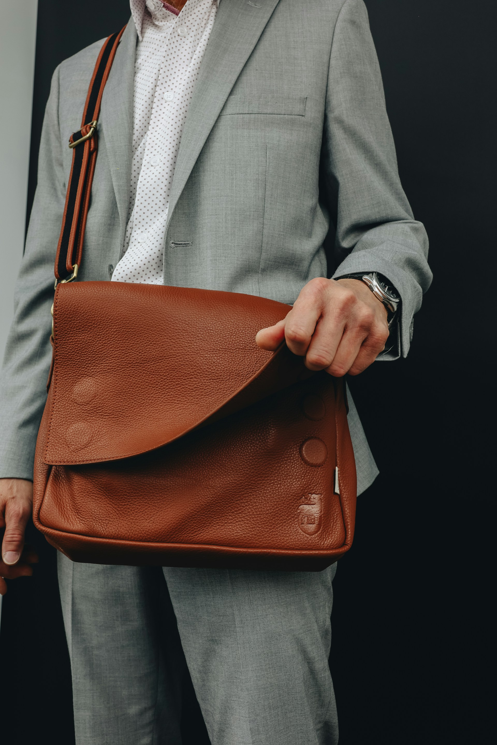 Un homme portant son sac et se rendant au travail | Source : Unsplash